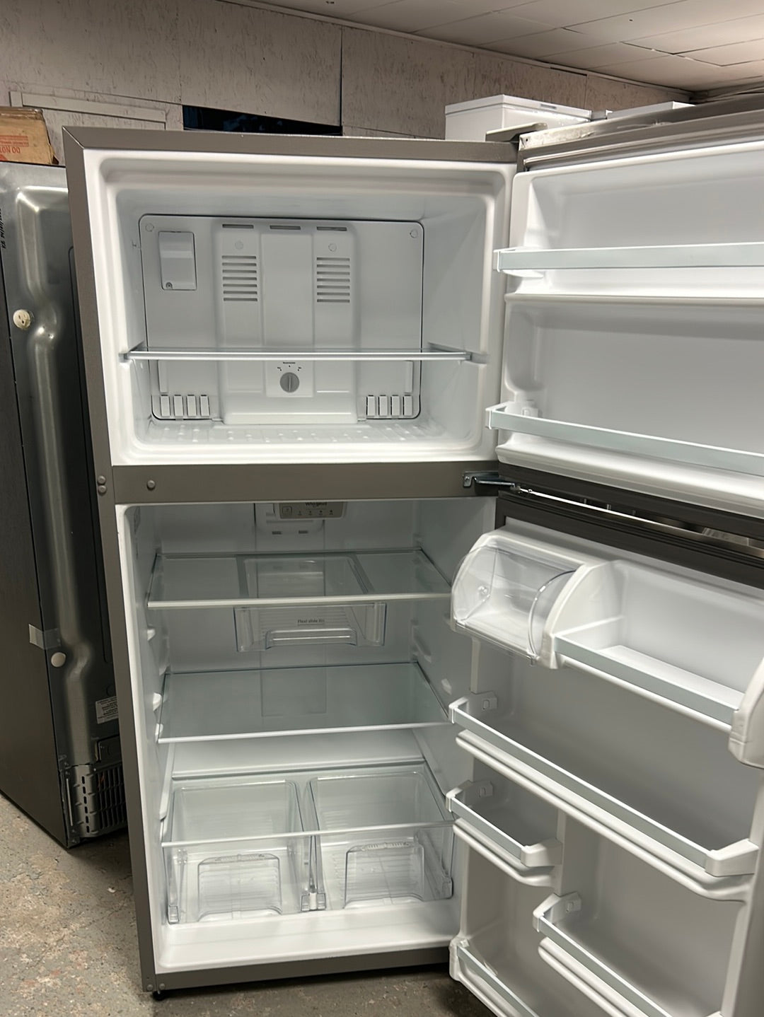 Réfrigérateur à congélateur supérieur 30 po 18,2 pi3 de Whirlpool - Acier inoxydable WRT318FZDM