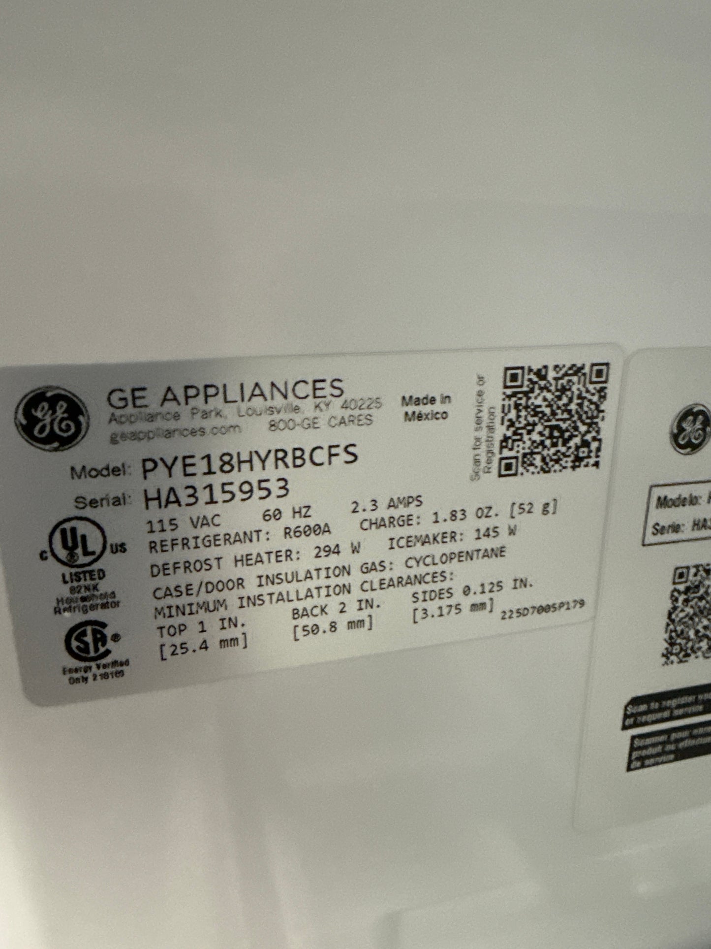 Réfrigérateur deux portes/profondeur comptoir 17,5 pi³ 33 po Profile de GE (PYE18HYRBFS) - INOX