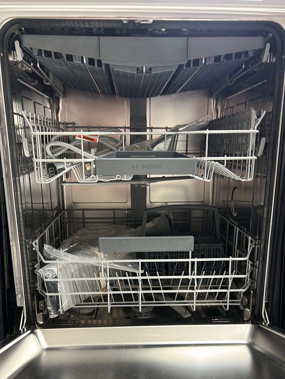 Lave-vaisselle encastrable 24 po 46 dB avec cuve en inox et troisième panier de Bosch (SHE53B75UC) - Inox