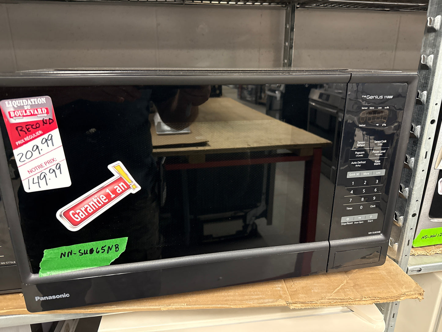 Four à micro-ondes Genius de 1,3 pi³ de Panasonic (NNSU65NB) - NOIRE