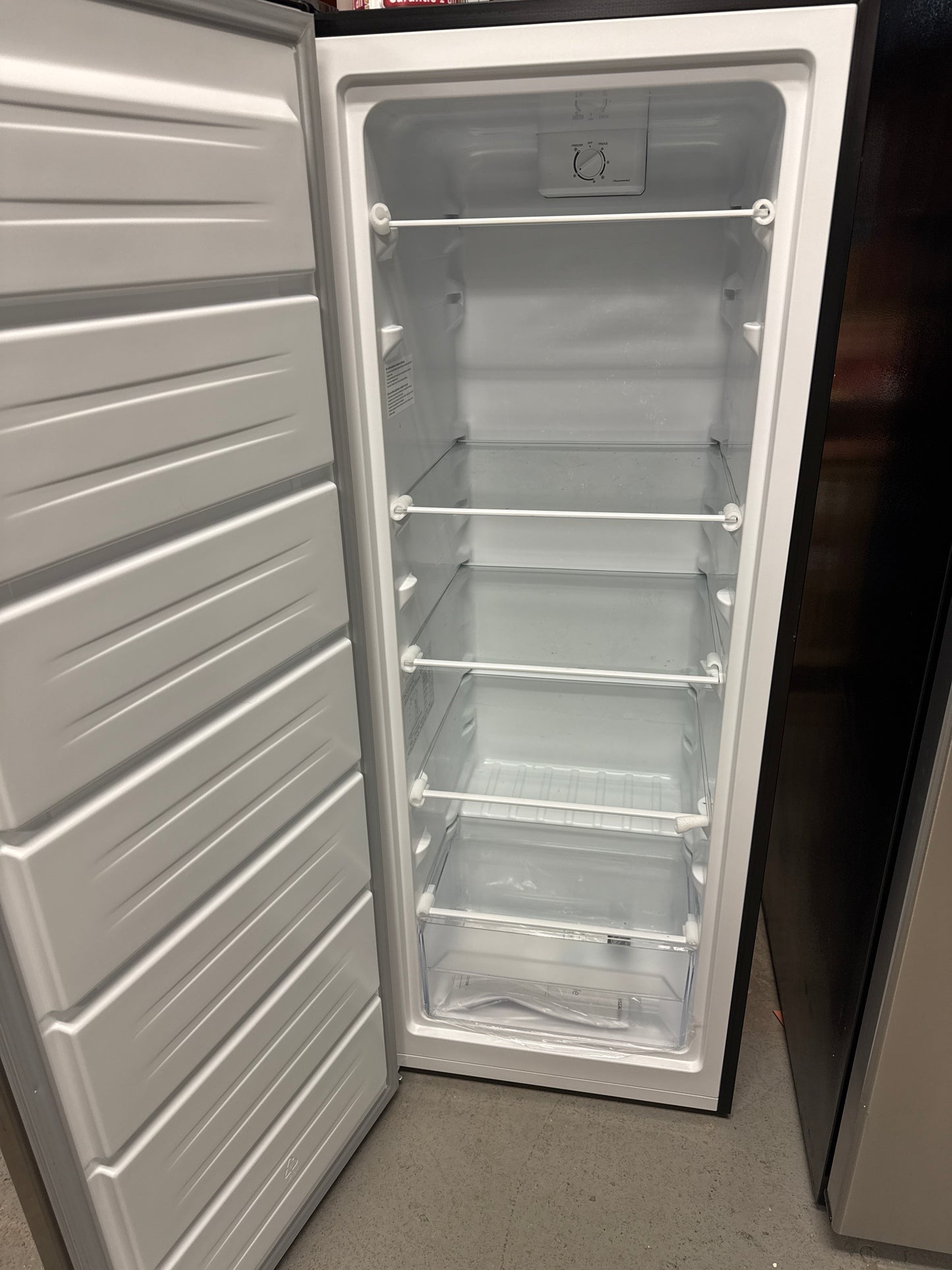 Congélateur vertical de 7 pi³ d'Insignia - INOX NS-UZ70SS4-C