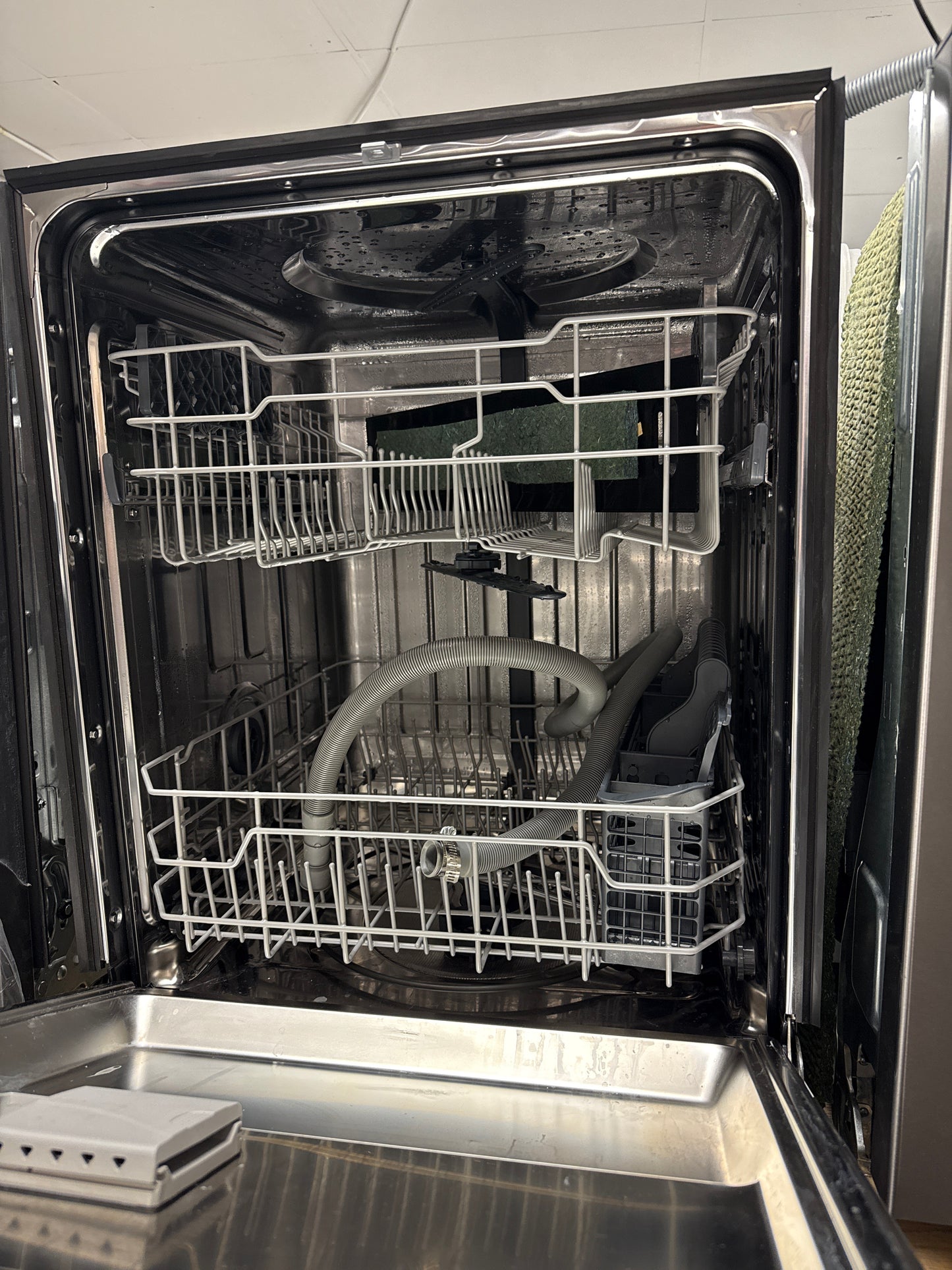 ave-vaisselle encastrable 24 po 51 dB avec cuve en acier inoxydable d'Insignia (NS-DWRF2WH3) - Blanc