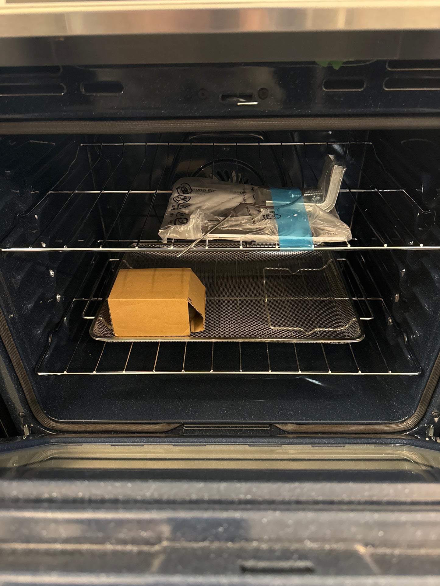 Cuisnière électrique à four simple Samsung Bespoke de 6,3 pi³, avec friteuse à air et True Convection (blanc) NE63BB871112AC