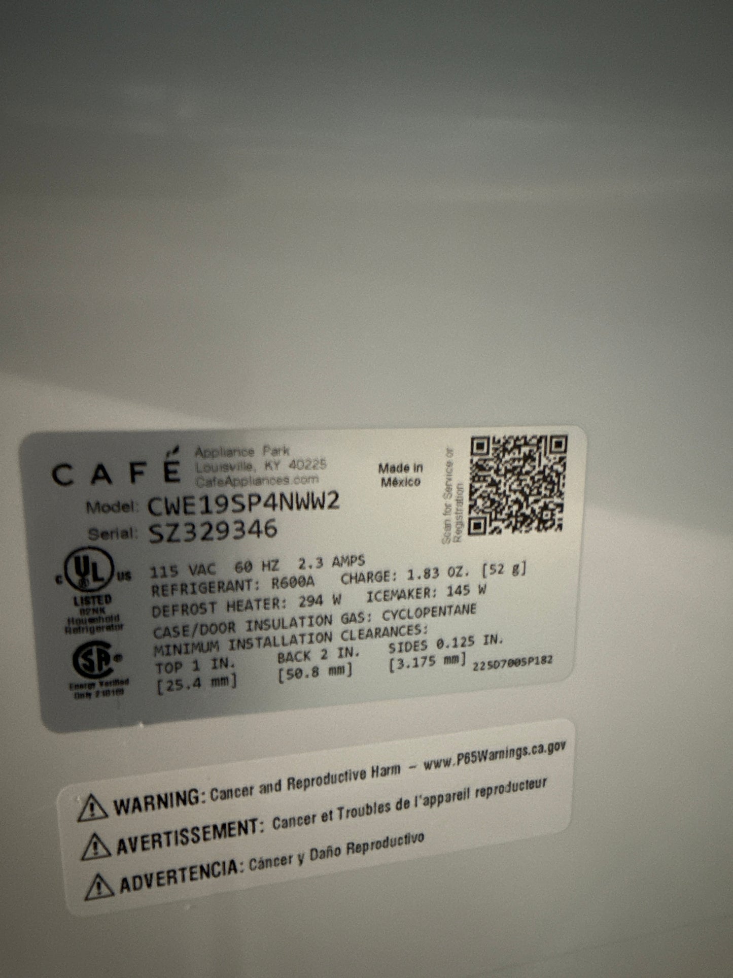 Réfrigérateur à deux portes 18,6 pi³ 33 po à distributeur d'eau Café de GE (CWE19SP4NW2) - Blanc mat