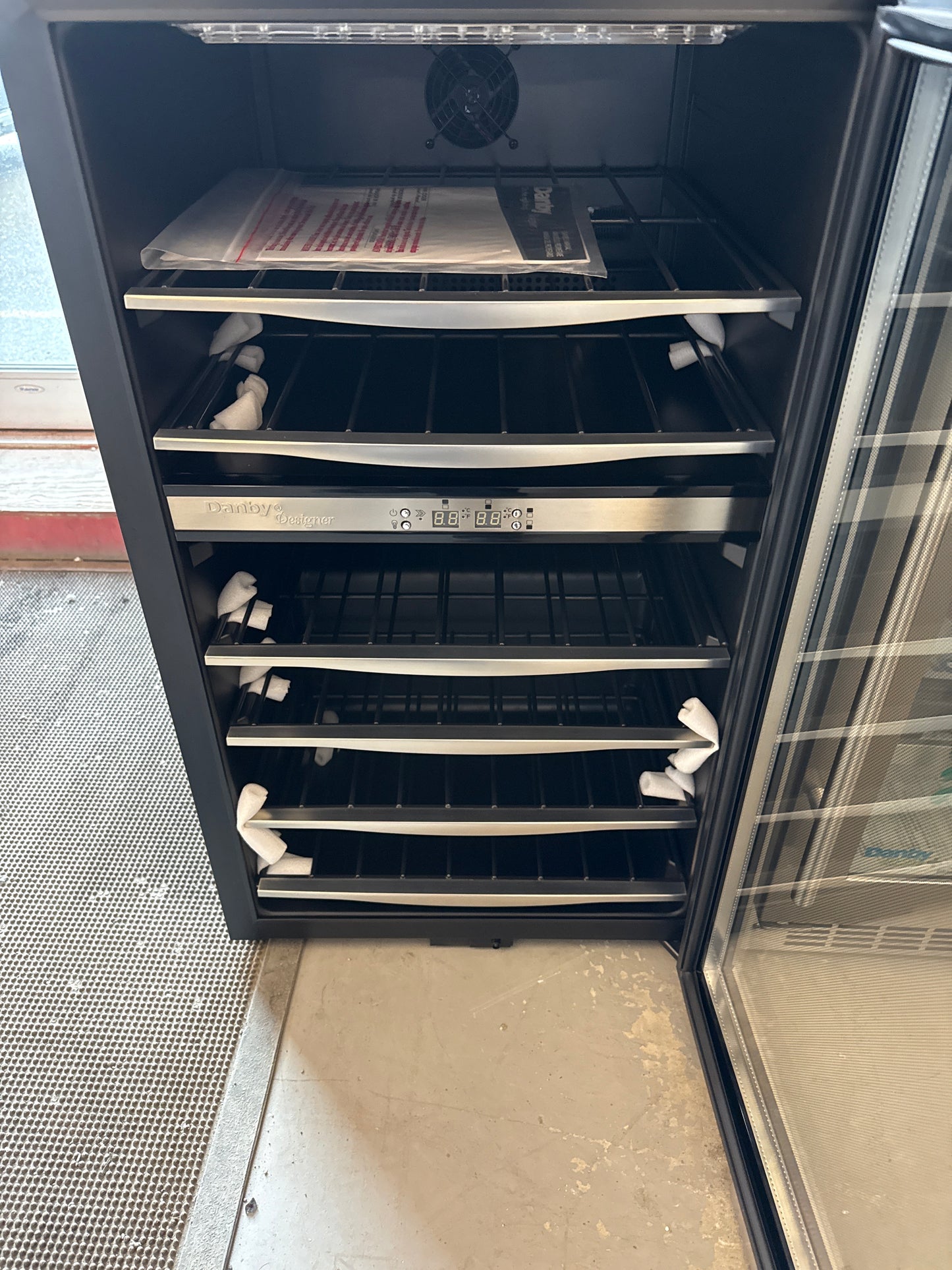 Refroidisseur à vin Danby Designer pour 38 bouteilles DWC040A3BSSDD