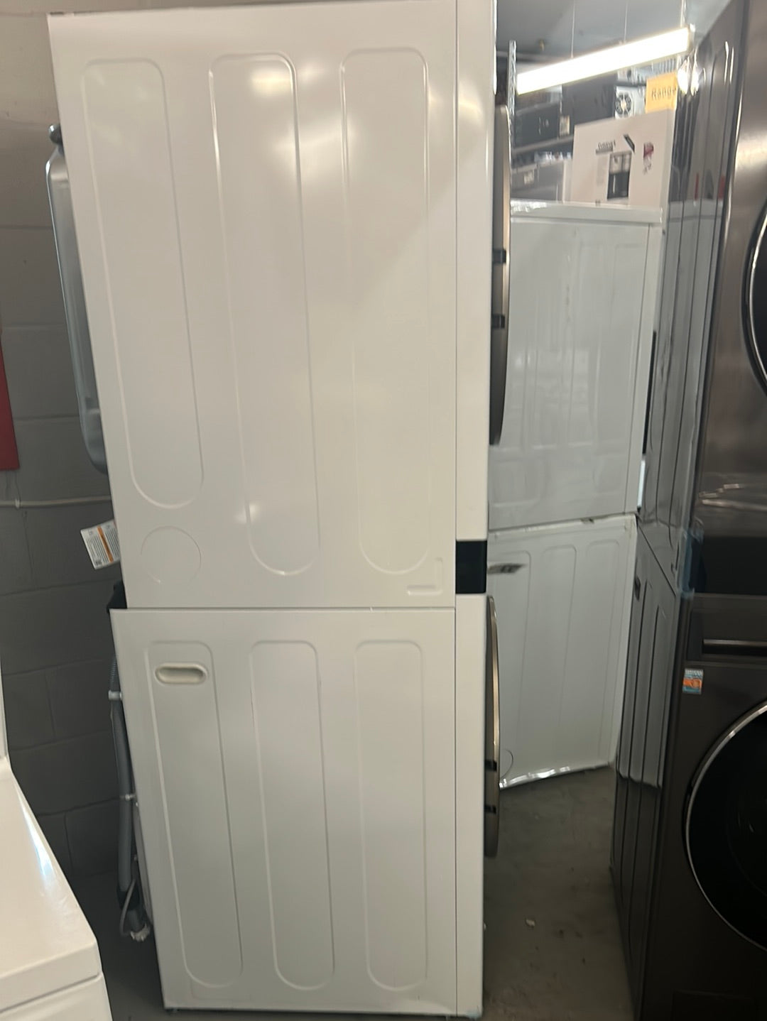 Duo laveuse électrique de 5,2 pi³ et sécheuse de 7,4 pi³ WashTower de LG (WKE100HWA) - Blanc