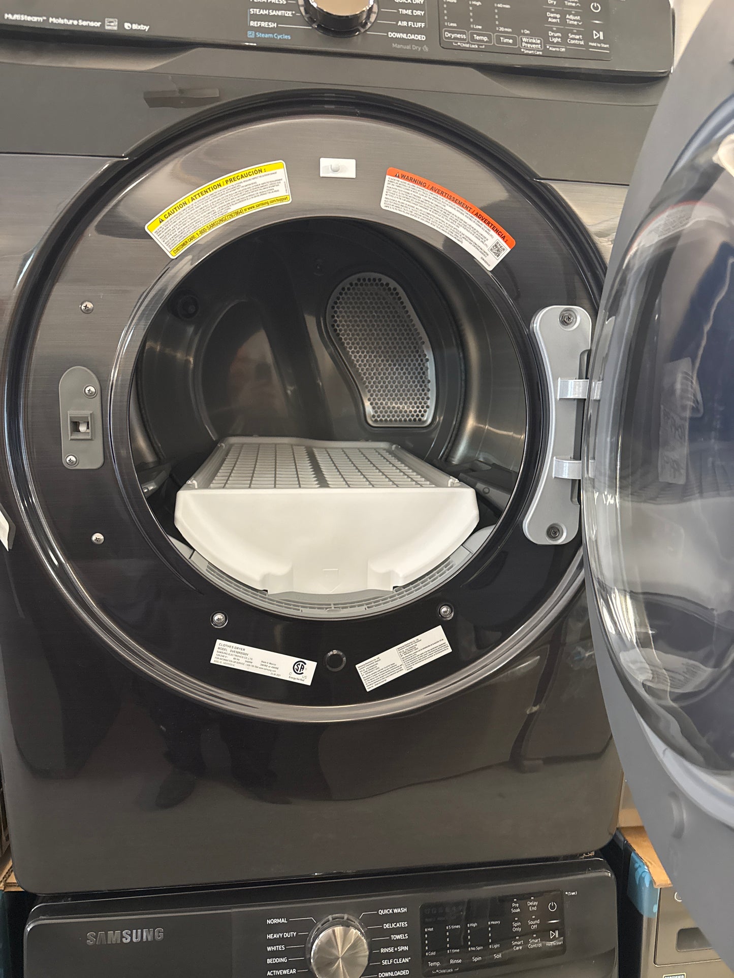Sécheuse électrique intelligente de 7,5 pi³ avec fonction de désinfection à la vapeur Steam Sanitize d'inox noir Samsung (DVE50R8500V)