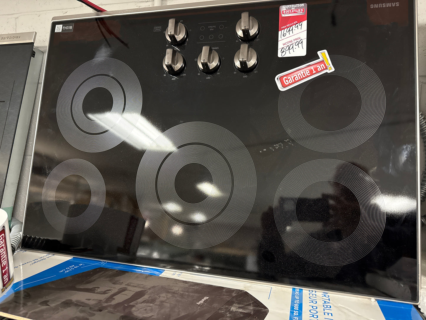 Surface de cuisson électrique lisse 5 éléments 30 po de Samsung (NZ30K6330RS/AA)