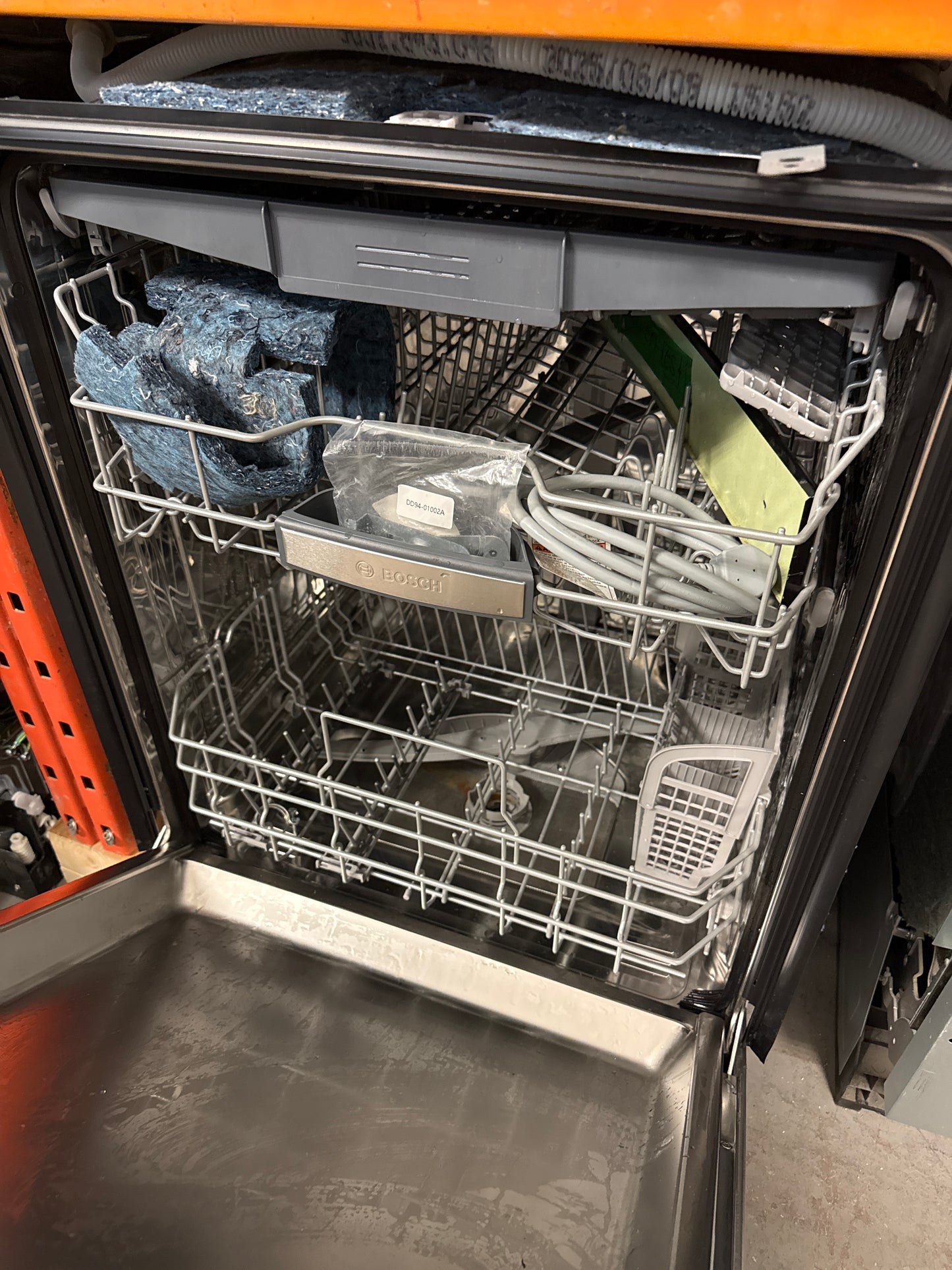 Lave-vaisselle encastrable 24 po 42 dB, cuve inox et 3e panier série 800 de Bosch (SHX78DM5N) - Inox