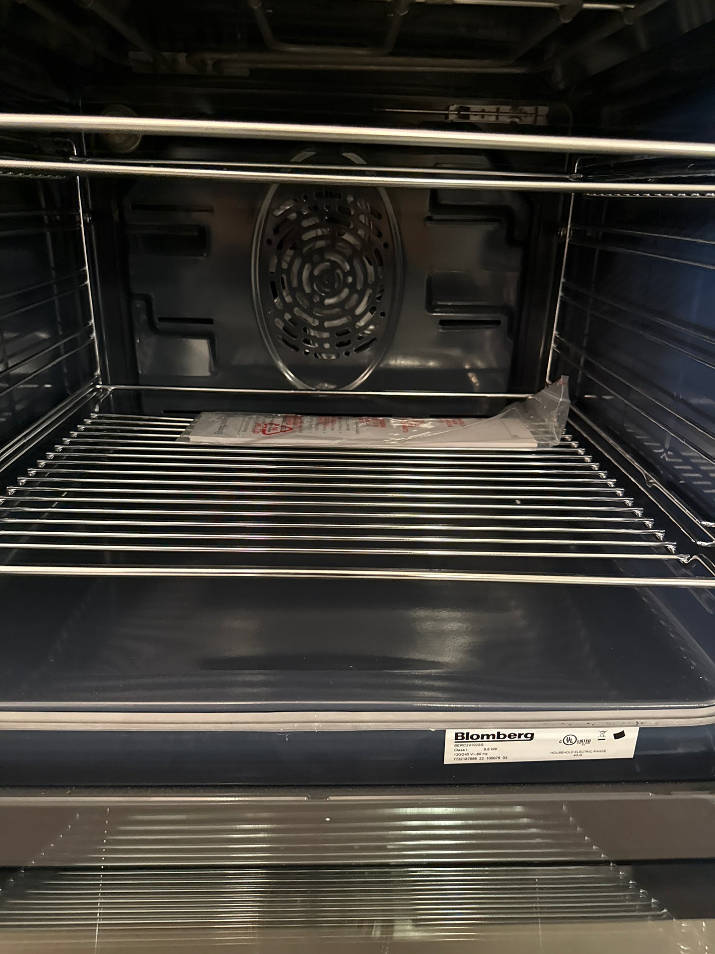 Blomberg Cuisinière amovible électrique de 24 po. avec convection européenne véritable BERC24102SS