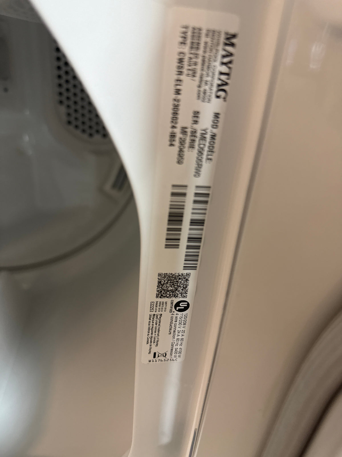 Laveuse maytag MTW5605RW à chargement par le haut HE 5,4 pi³ et sécheuse maytag YMED5605RW à gaz à vapeur 7 pi³ Pet Pro de Maytag - BLANC