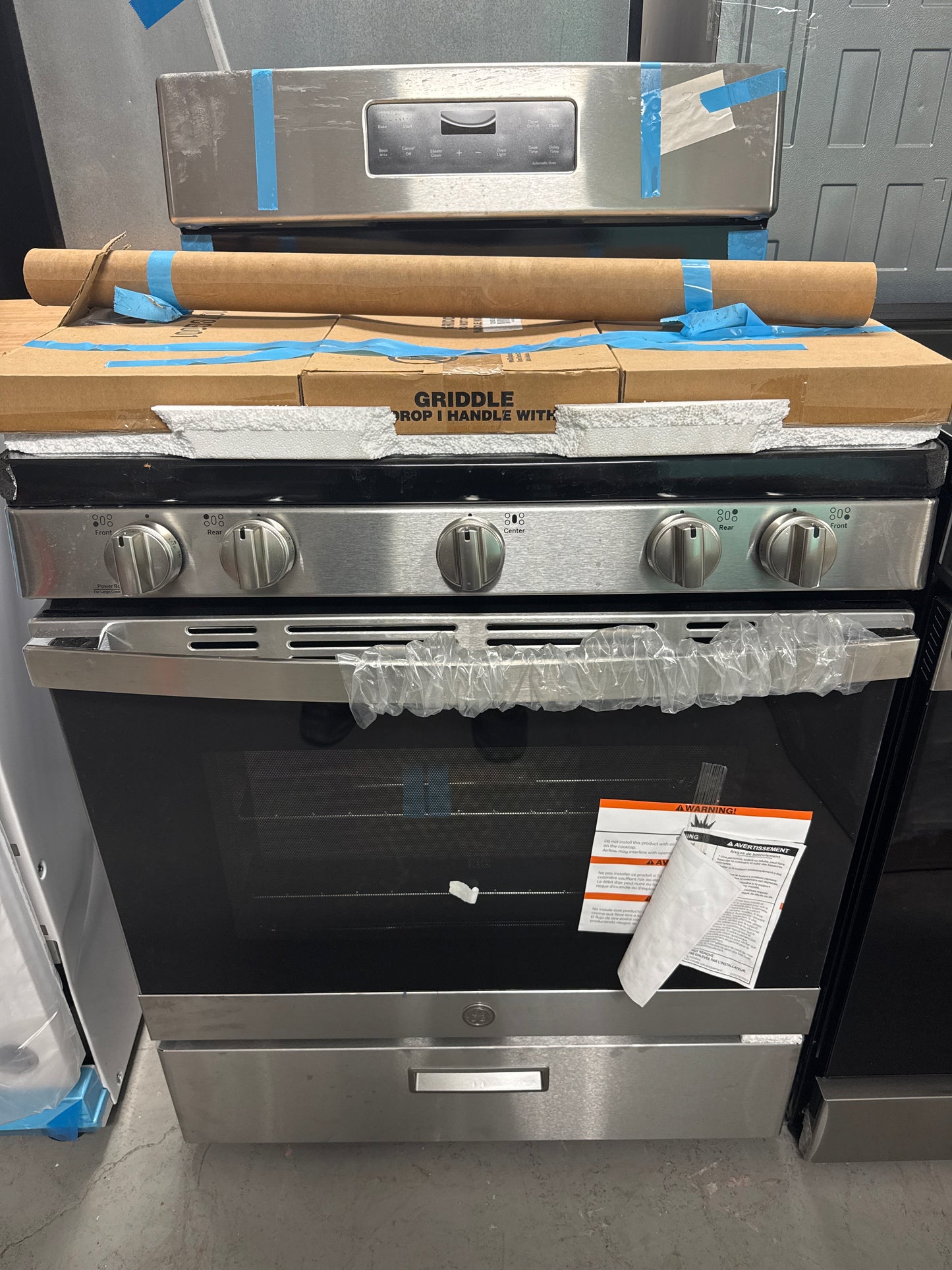 Cuisinière au gaz autonome à 5 brûleurs 5,0 pi³ 30 po de GE (JCGBS66SEKSS) - Acier inoxydable