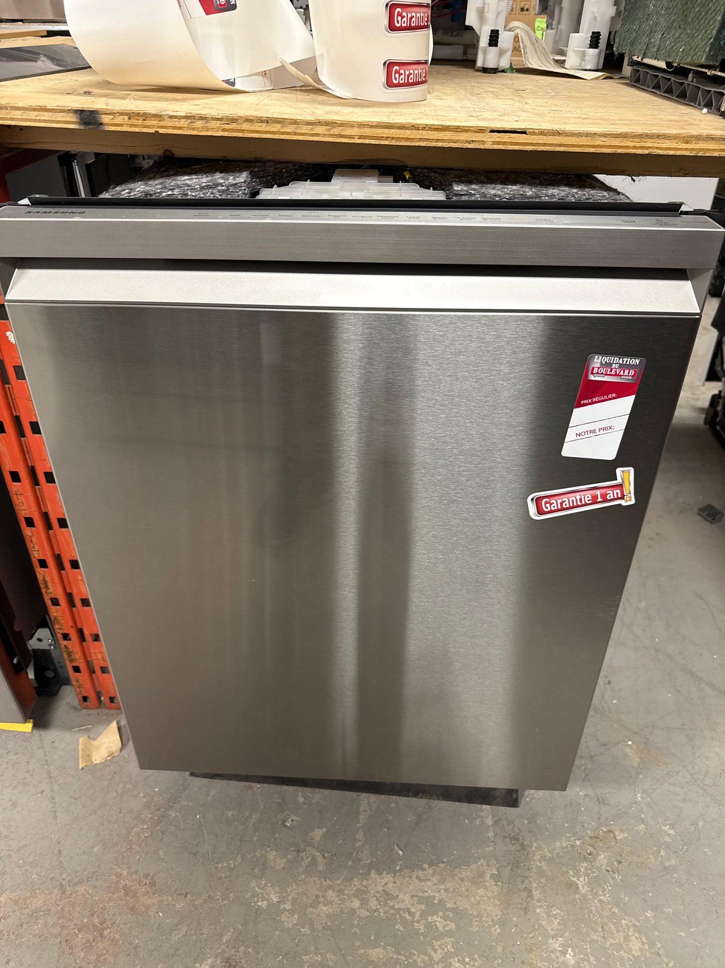 Lave-vaisselle encastrable de 24 po de 42 dB avec troisième panier de Samsung (DW80B7070US/AC) - Acier inoxydable