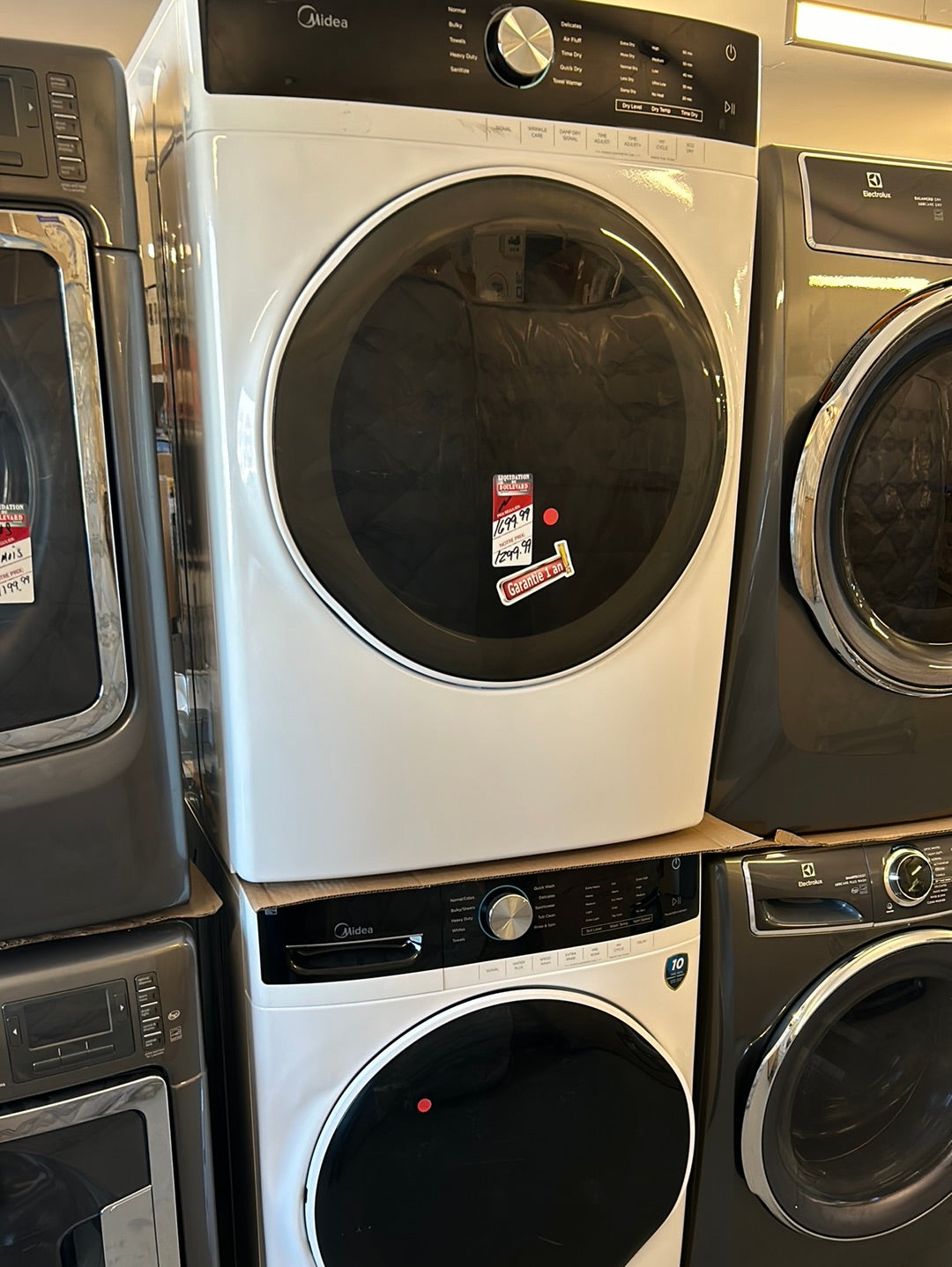 Laveuse à chargement frontal de 5,2 pi³ et sécheuse électrique de 8 pi³ de Midea