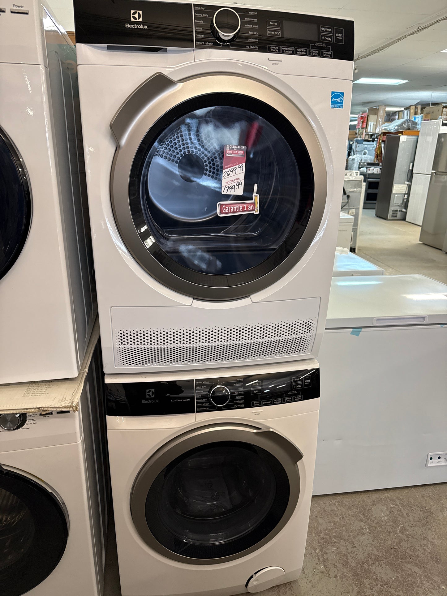 Laveuse ELFW4222AW à vapeur à chargement frontal 2,4 pi³ et sécheuse ELFE422CAW électrique à vapeur 4 pi³ d'Electrolux - Blanc