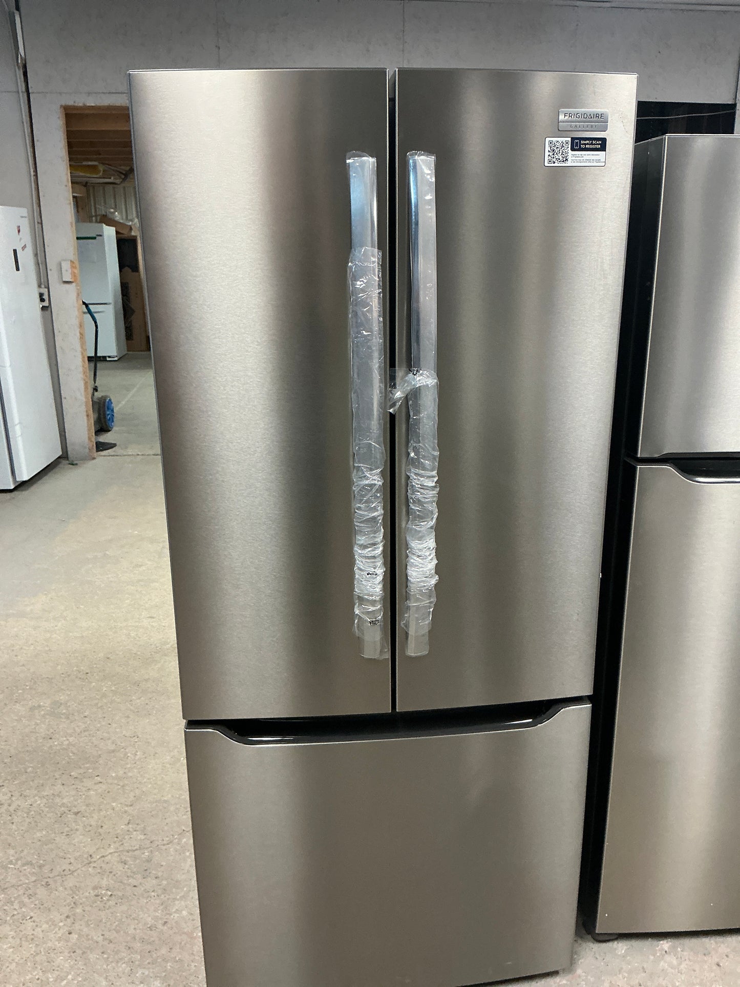 Réfrigérateur à deux portes 20 pi³ 30 po avec distributeur d'eau Gallery de Frigidaire (GRFN2023AF) - Acier inoxydable
