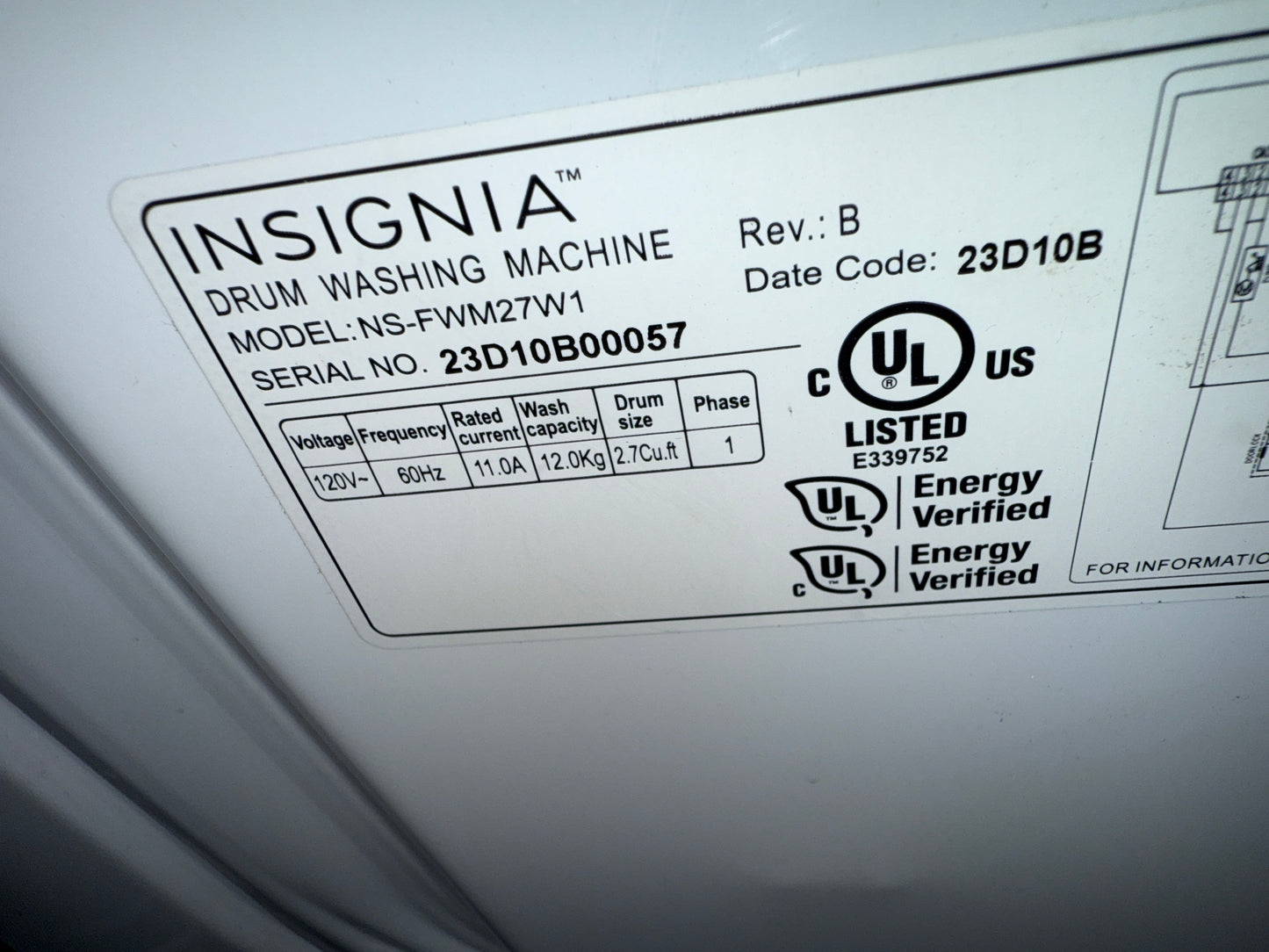 Laveuse compacte à chargement frontal HE de 2,7 pi³ d'Insignia (NS-FWM27W1) - Blanc et Sécheuse électrique de 4,4 pi³ Insignia (NS-FDRE44W1-C) - Blanc