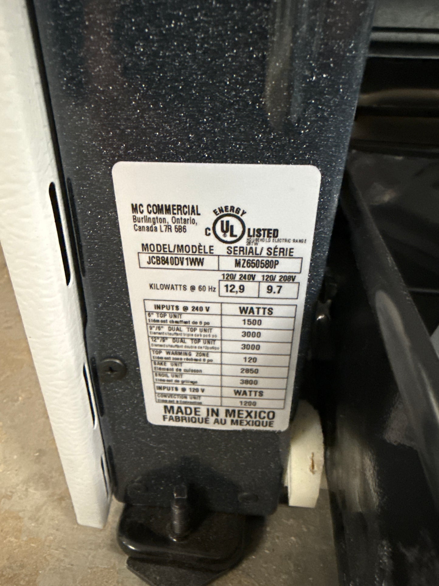 GE Cuisinière à électrique de 30 po avec four à convection et friture a air sans préchauffage JCB840DVWW