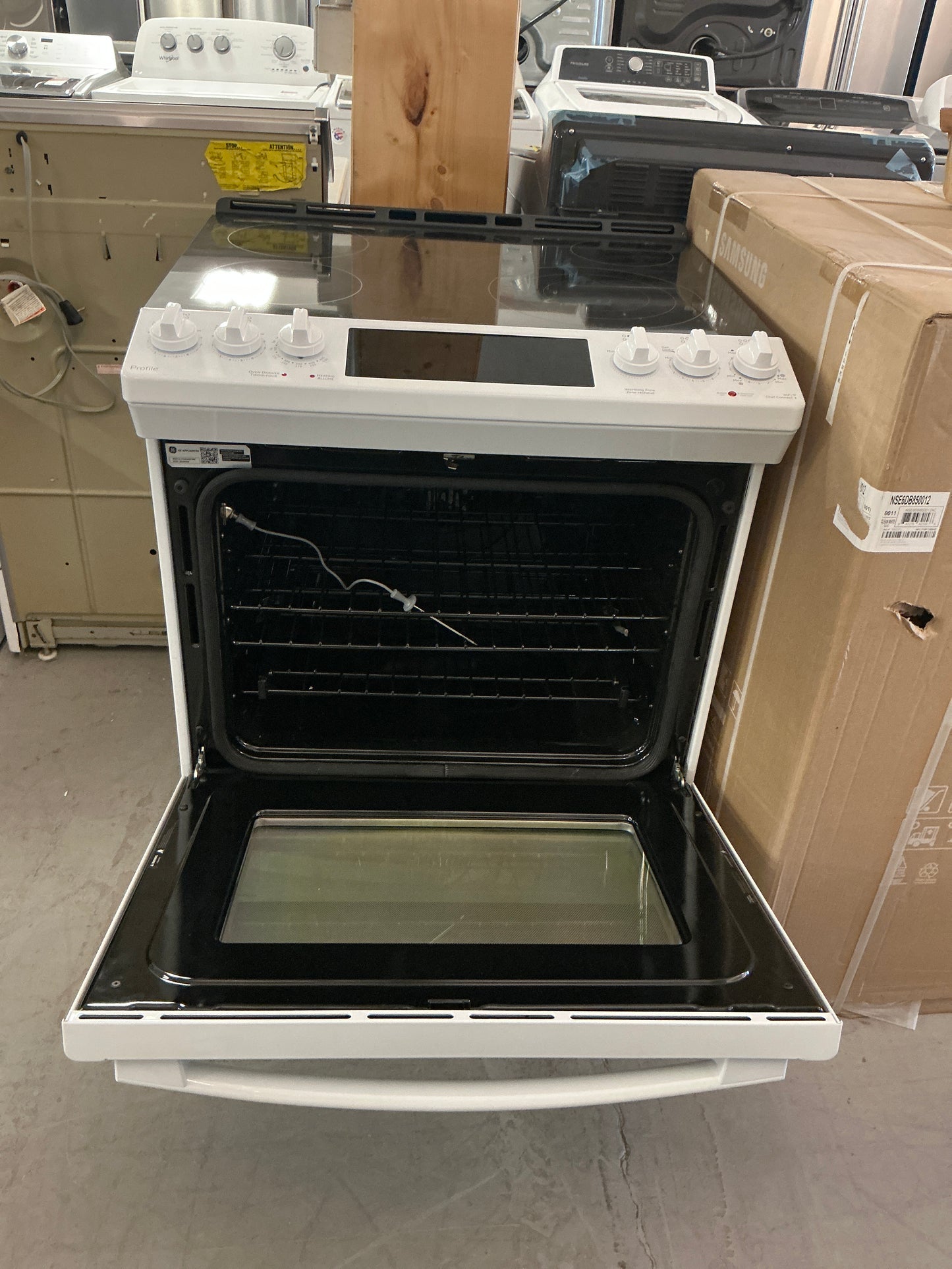 GE Profile Cuisinière à électrique encastrée de 30 po avec friture à air chaud et tiroir de cuisson, blanc PCS940DMWW