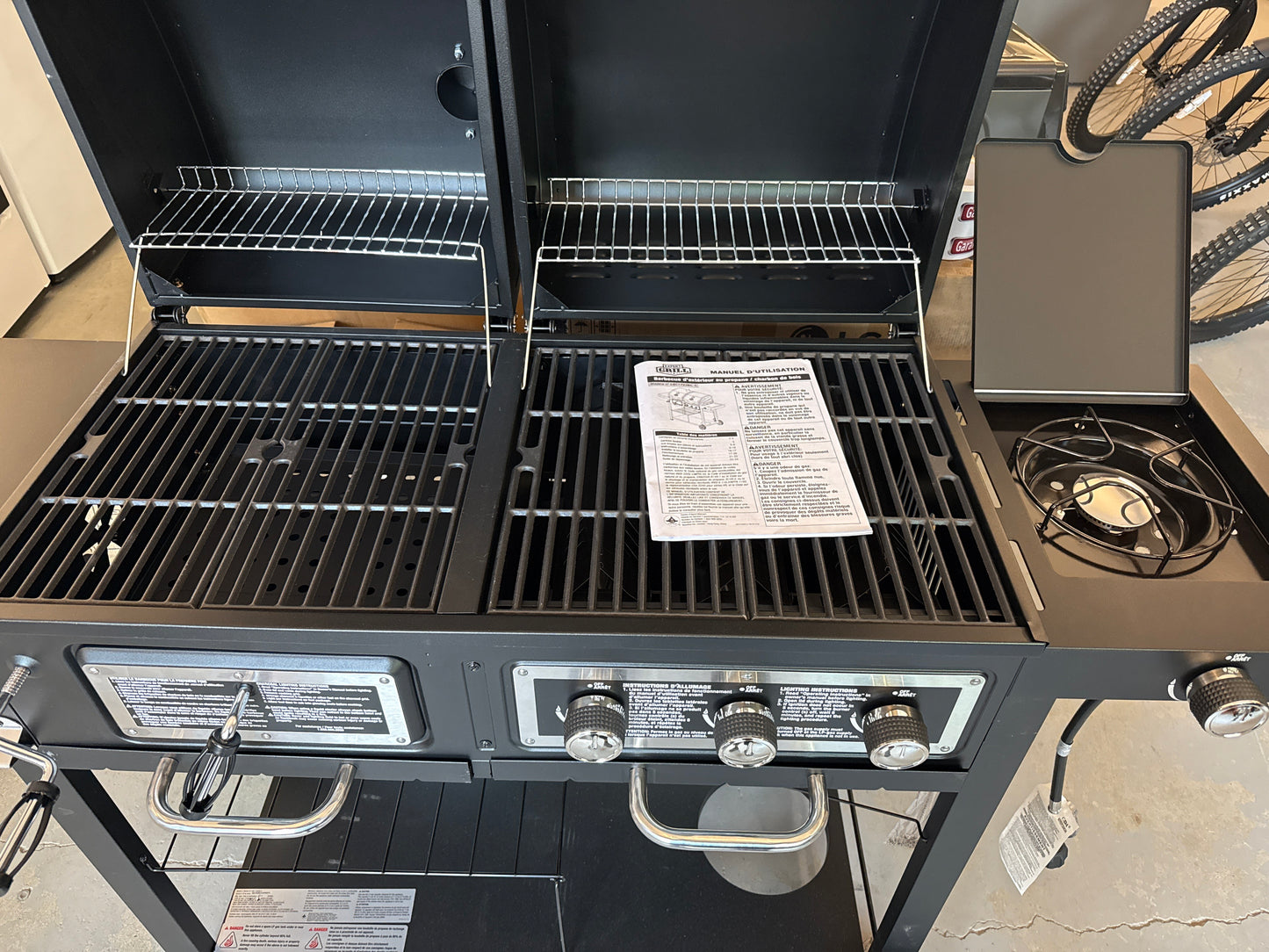 Gril combiné à gaz et à charbon de bois à 3 brûleurs Expert Grill, noir avec acier inoxydable, GBC1793WC-C