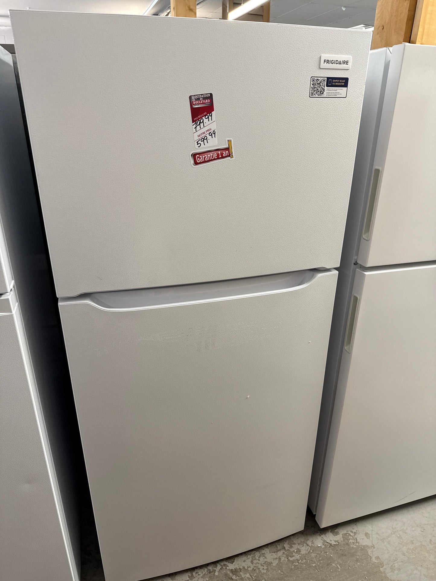 Réfrigérateur à congélateur supérieur 18,2 pi³ 30 po de Frigidaire (FFHT1814YW) - Blanc