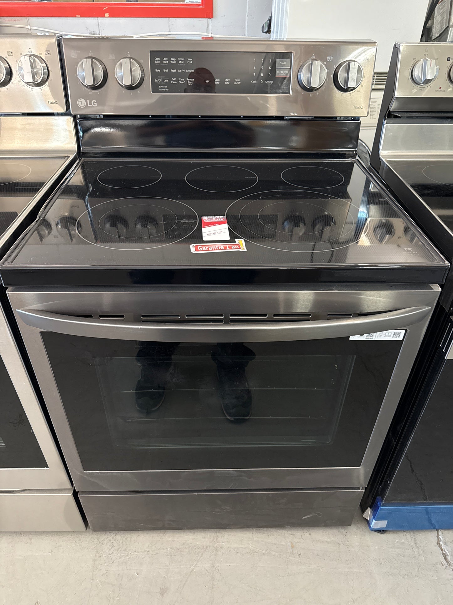 Cuisinière électrique 5 éléments/conv. véritable/friture air 6,3 pi³ 30 po de LG (LREL6325D) - INOX NOIRE