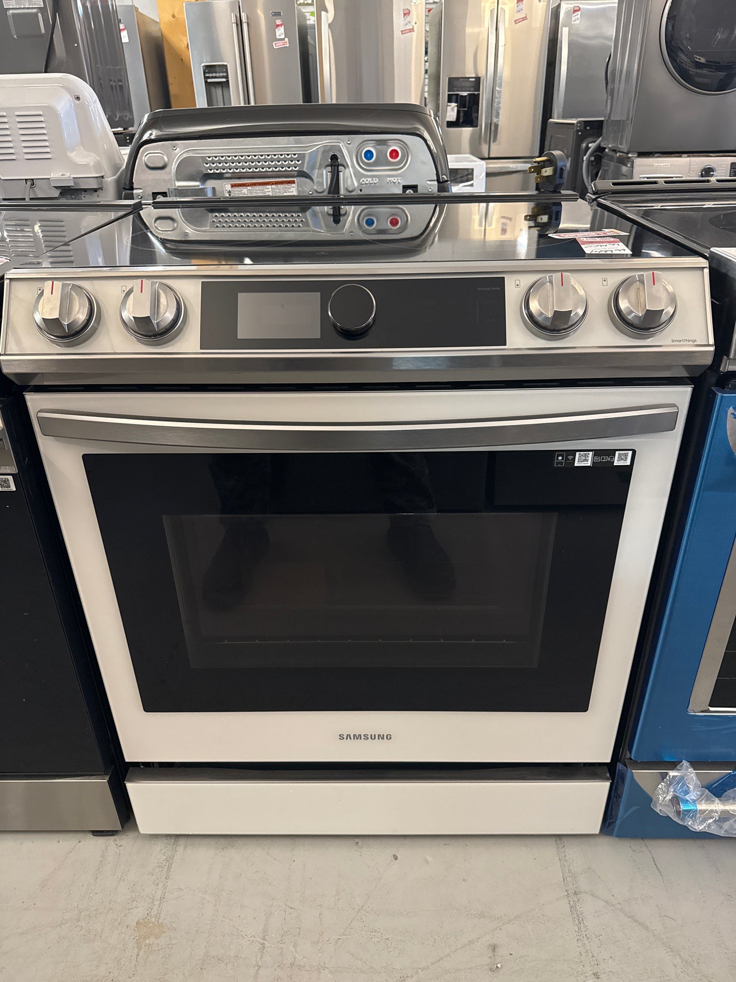 Cuisnière électrique à four simple Samsung Bespoke de 6,3 pi³, avec friteuse à air et True Convection (blanc) NE63BB871112AC