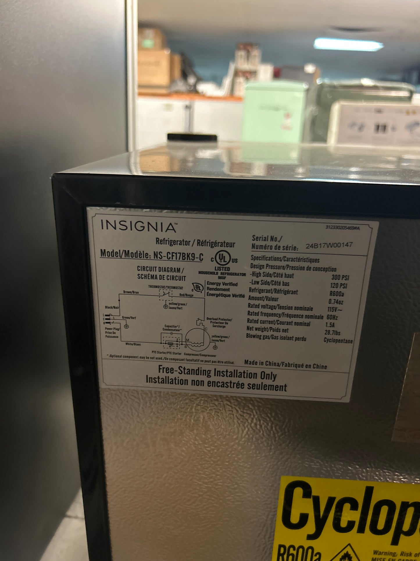 Réfrigérateur de bar compact autonome 1,7 pi³ d'Insignia (NS-CF17BK9) - Noir