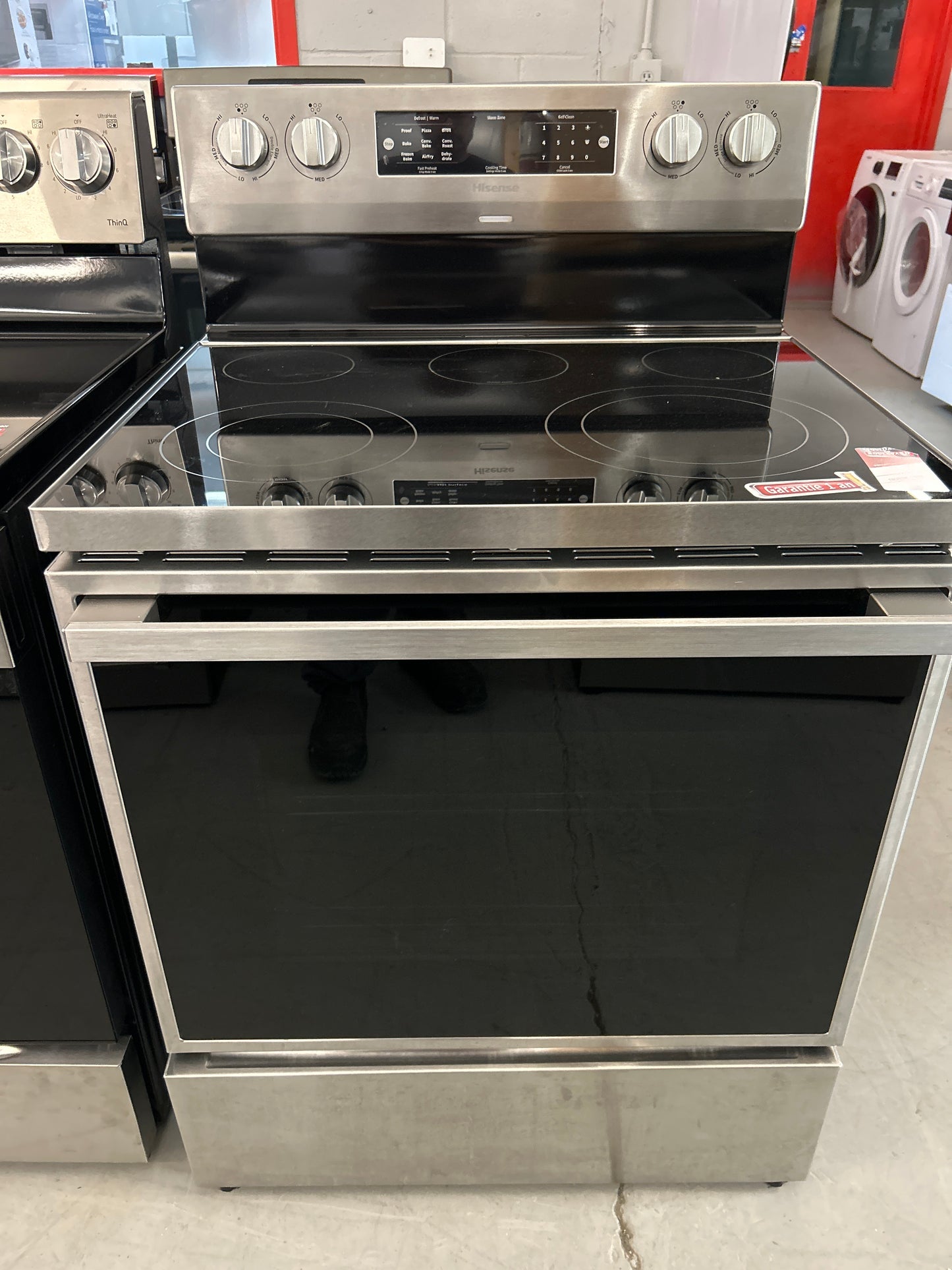 Cuisinière électrique à convection Hisense surface lisse 5,8 pi³ 30 po autonettoyant fini acier inoxydable HBE3501CPS