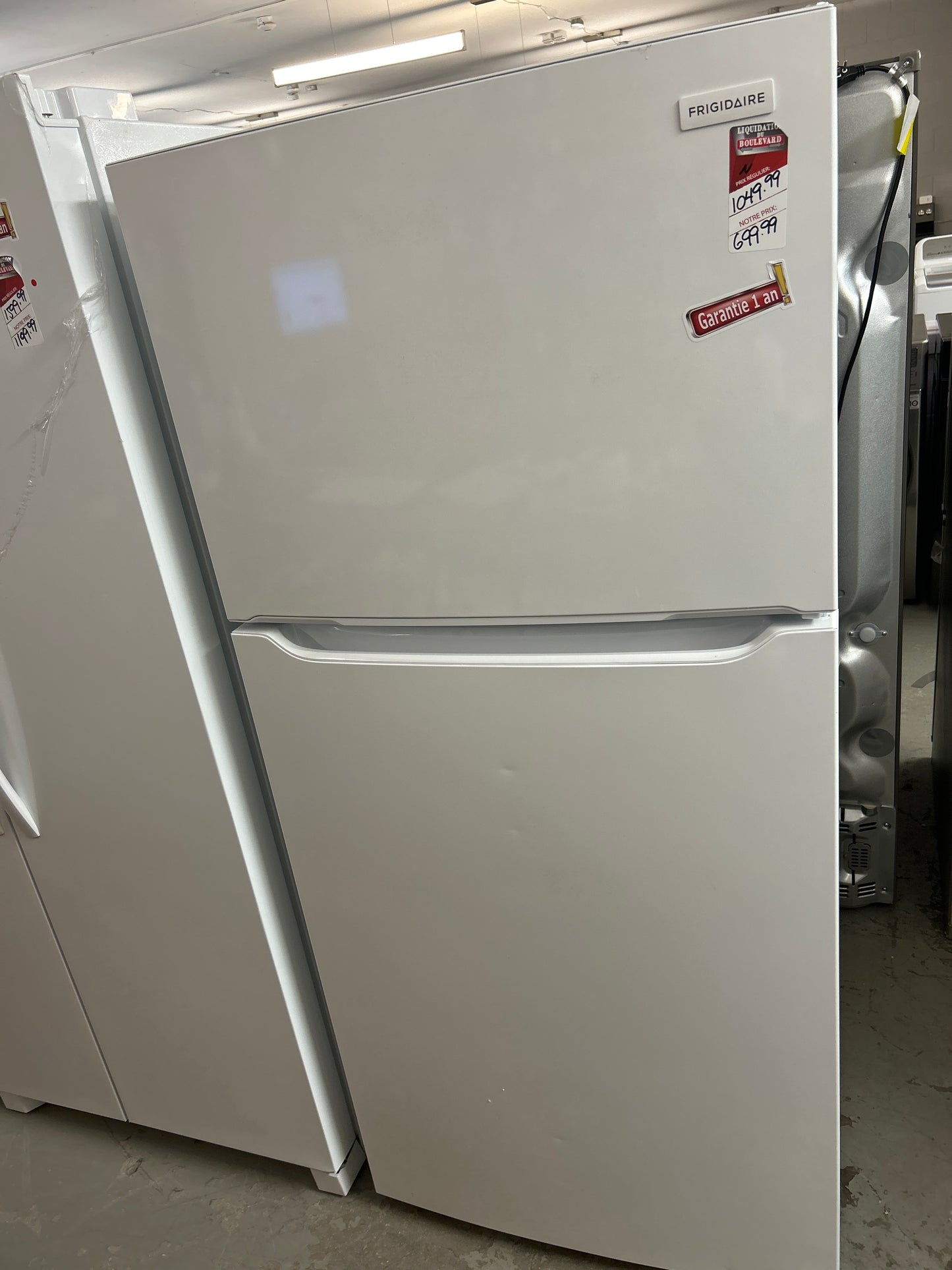 Réfrigérateur à congélateur supérieur 30 po 20 pi³ de Frigidaire (FFTR2045VW) - Blanc