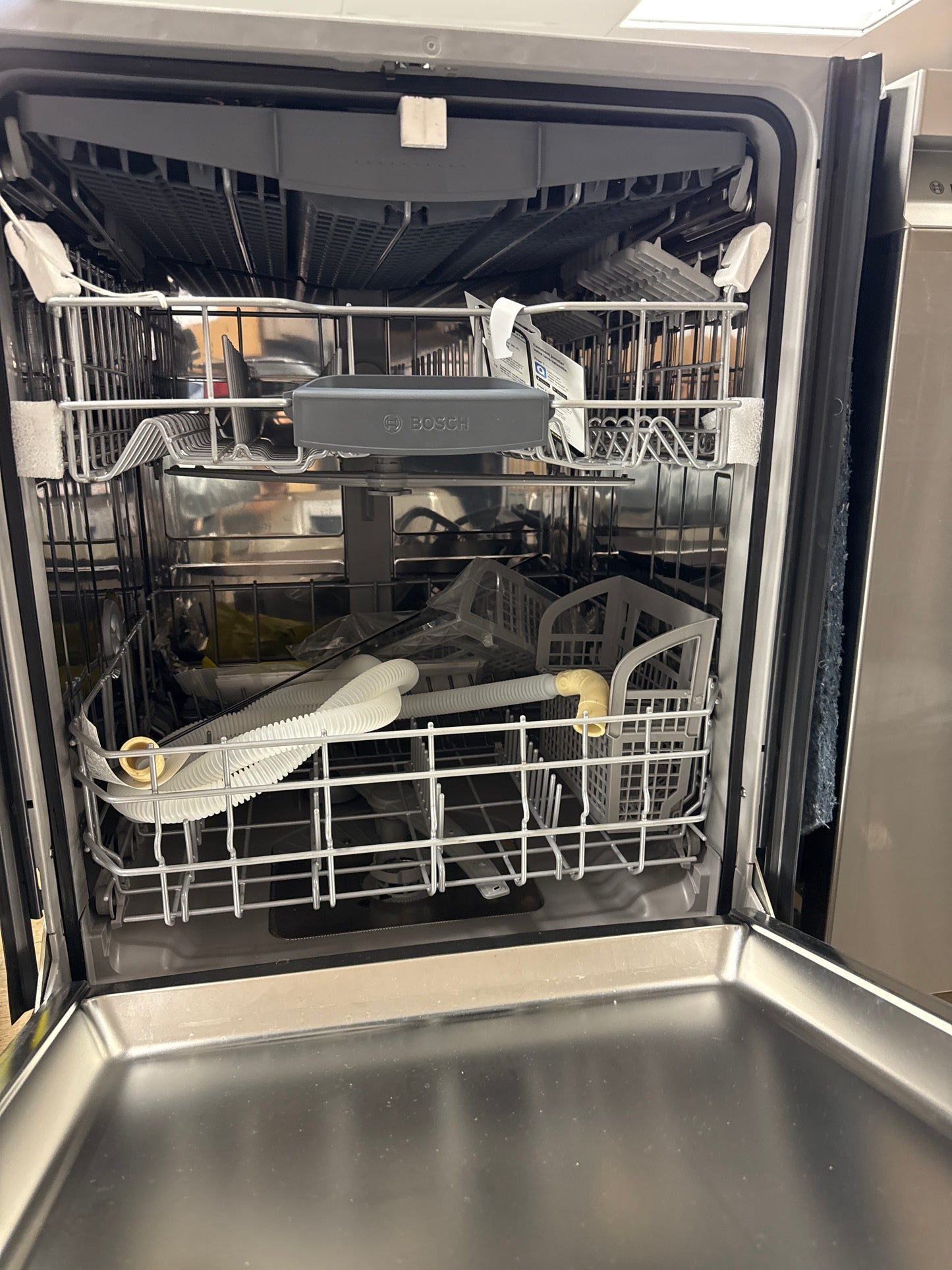 Lave-vaisselle encastrable 24 po 46 dB avec troisième panier de Bosch (SHX5AEM5N) - Acier inoxydable