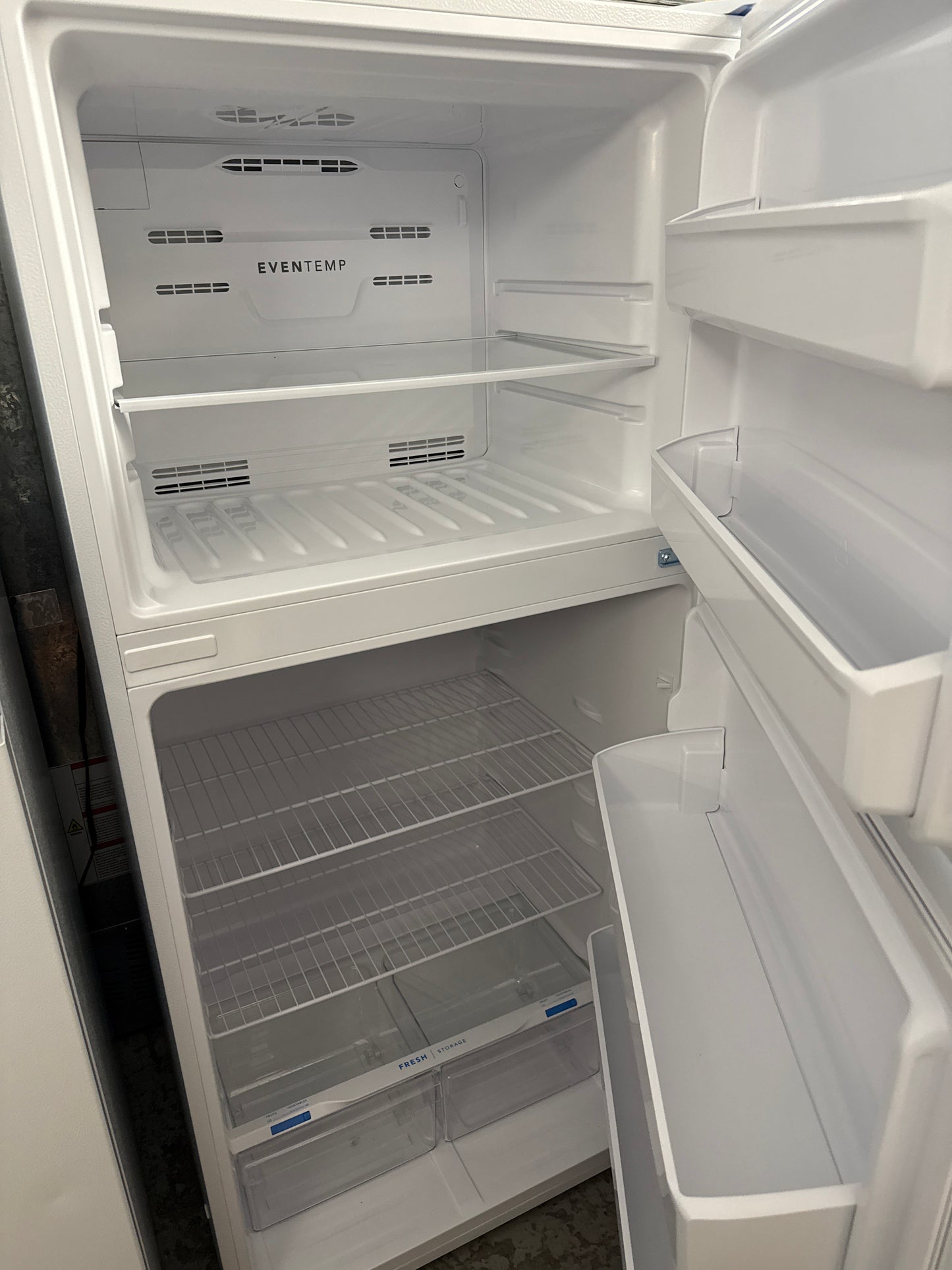 Réfrigérateur à congélateur supérieur 18,2 pi³ 30 po de Frigidaire (FFHT1814YW) - Blanc