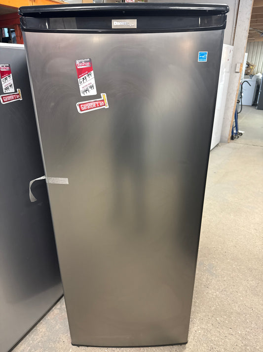 Danby Congélateur Vertical Designer de 8,5 pi3, en Acier Anti-Taches, Homologué Energy Star - ENERGY STAR® Modèle nº DUFM085A4BSLDD