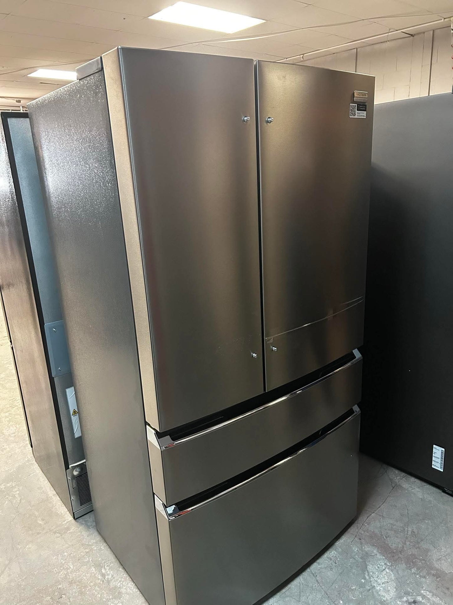 Réfrigérateur à deux portes de 22,1 pi³ de 36 po avec distributeur d'eau Gallery de Frigidaire (GRMG2272CF) - Acier inoxydable