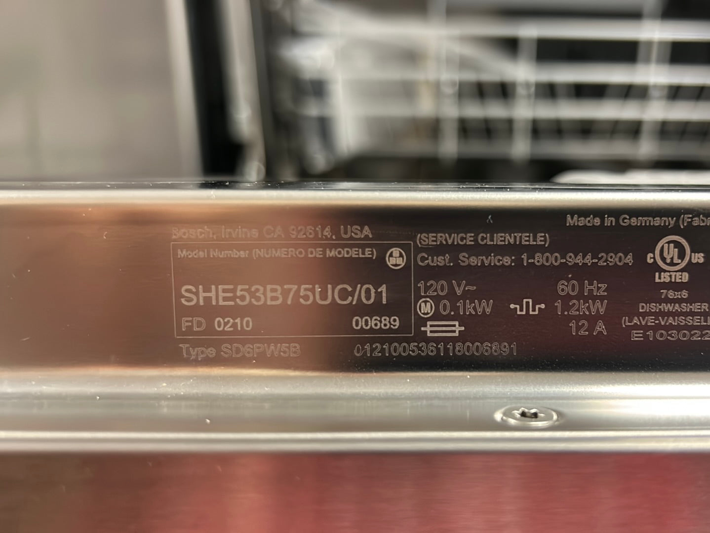 Lave-vaisselle encastrable 24 po 46 dB avec cuve en inox et troisième panier de Bosch (SHE53B75UC) - Inox