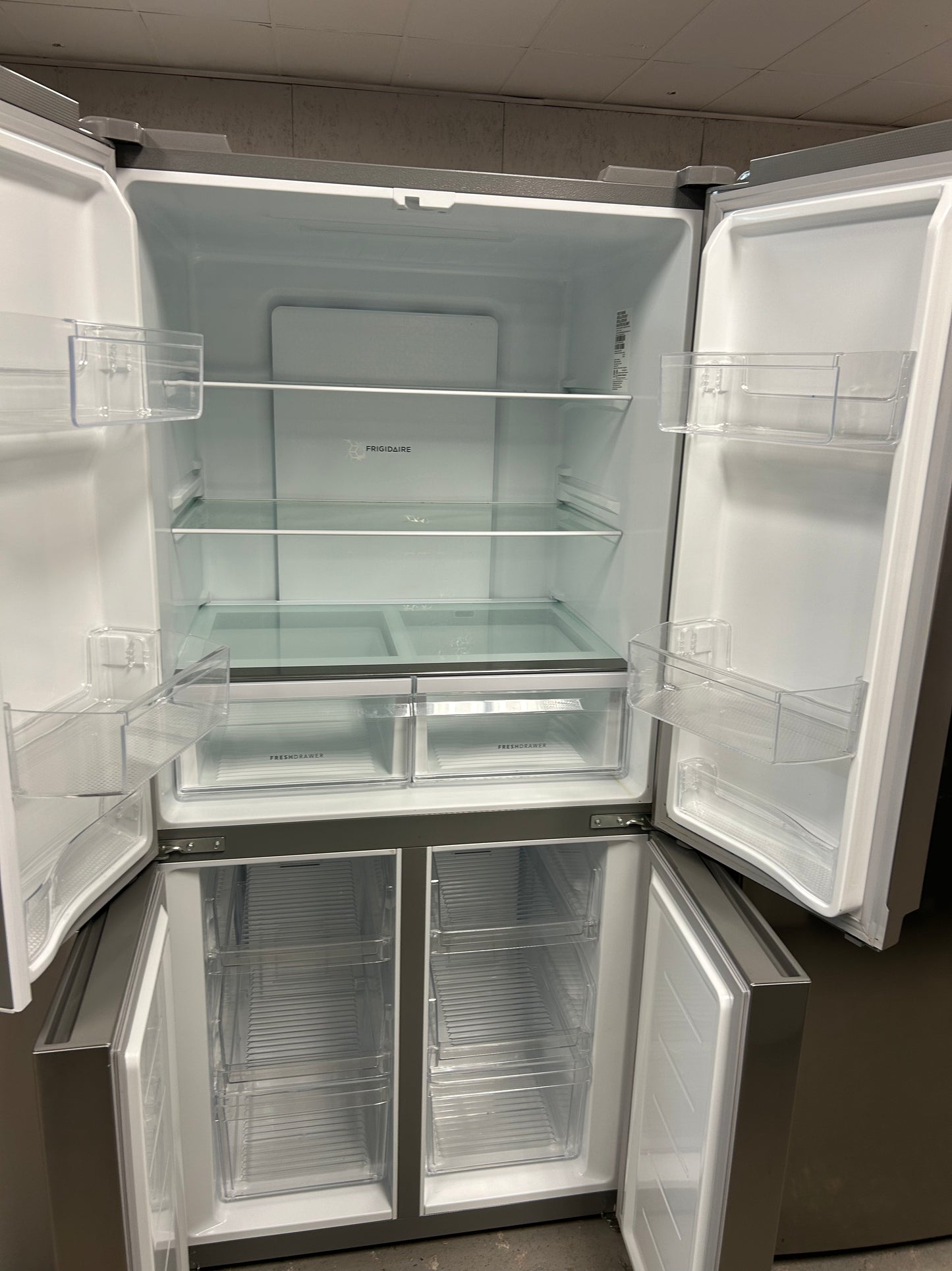 Réfrigérateur à deux portes de 33 po et 17,4 pi³ de Frigidaire (FRQG1721AV) - Acier brossé
