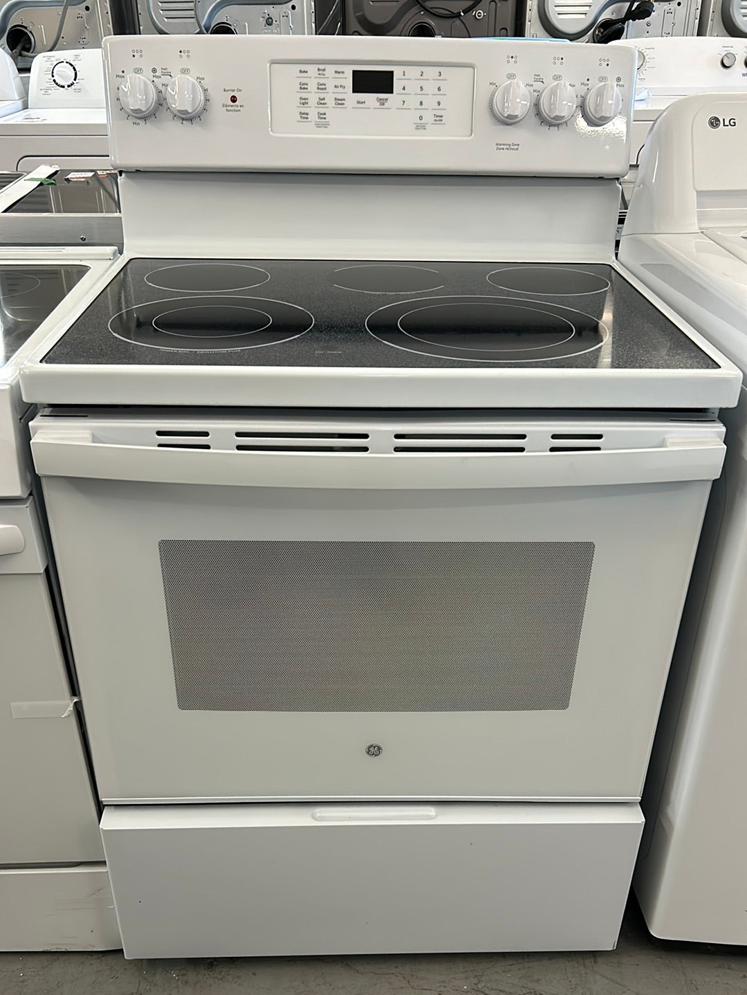 GE Cuisinière à électrique de 30 po avec four à convection et friture a air sans préchauffage JCB840DVWW