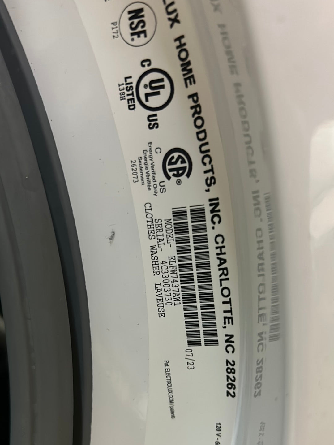 Laveuse à vapeur à chargement frontal HE de 5,2 pi³ d'Electrolux (ELFW7437AW) - Blanc