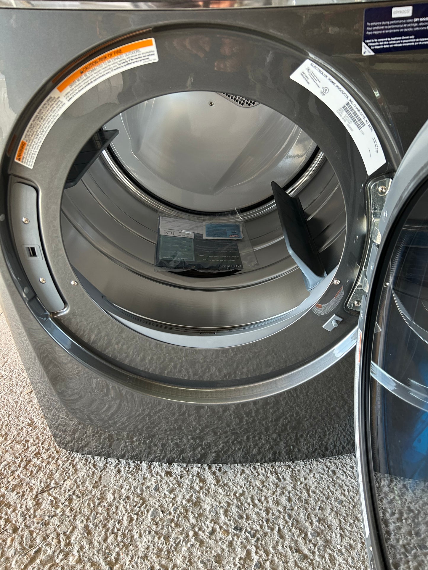 Sécheuse électrique Electrolux 8,0 pi³ superposable à évent titane certifié Energy Star ELFE763CAT