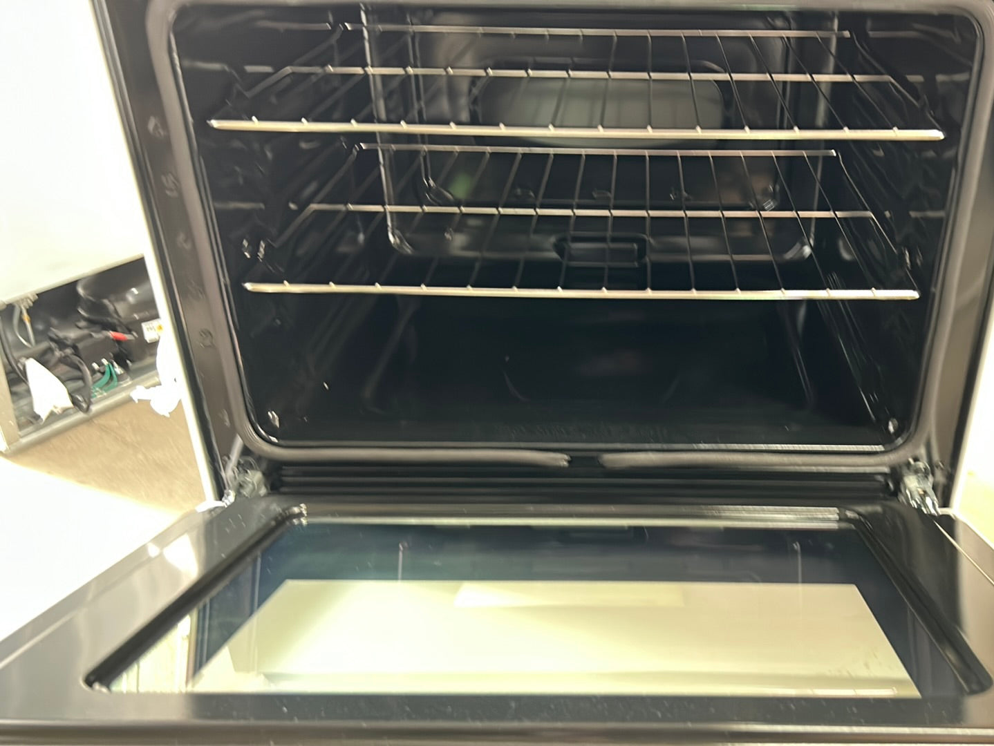 Cuisinière électrique autonome 5 éléments 5,3 pi³ 30 po de Frigidaire (FCFE306CAW) - Blanc