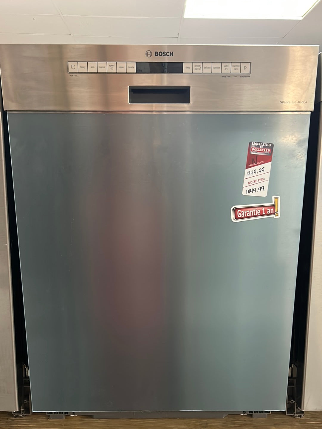 Lave-vaisselle encastrable 24 po 46 dB avec cuve en inox et troisième panier de Bosch (SHE53B75UC) - Inox