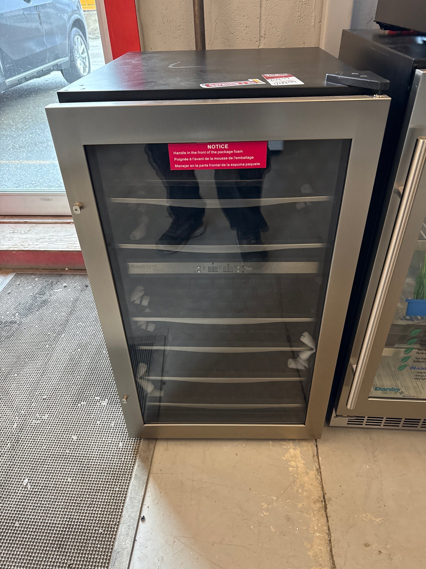 Refroidisseur à vin Danby Designer pour 38 bouteilles DWC040A3BSSDD