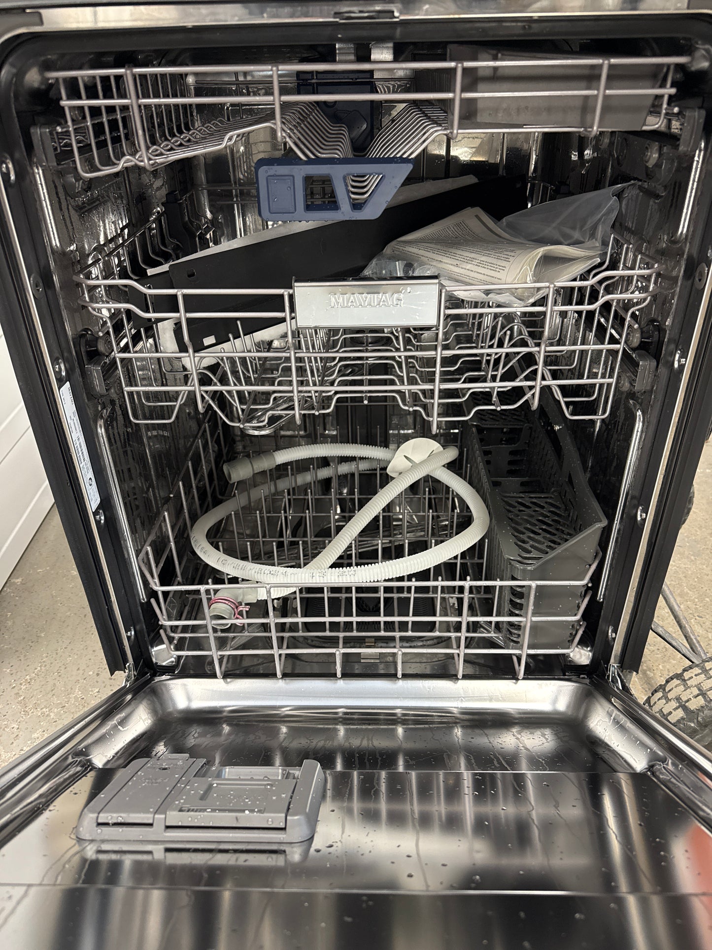 Lave-vaisselle encastrable 24 po 47 dB avec cuve inox/troisième panier de Maytag (MDB8959SKZ) - Inox