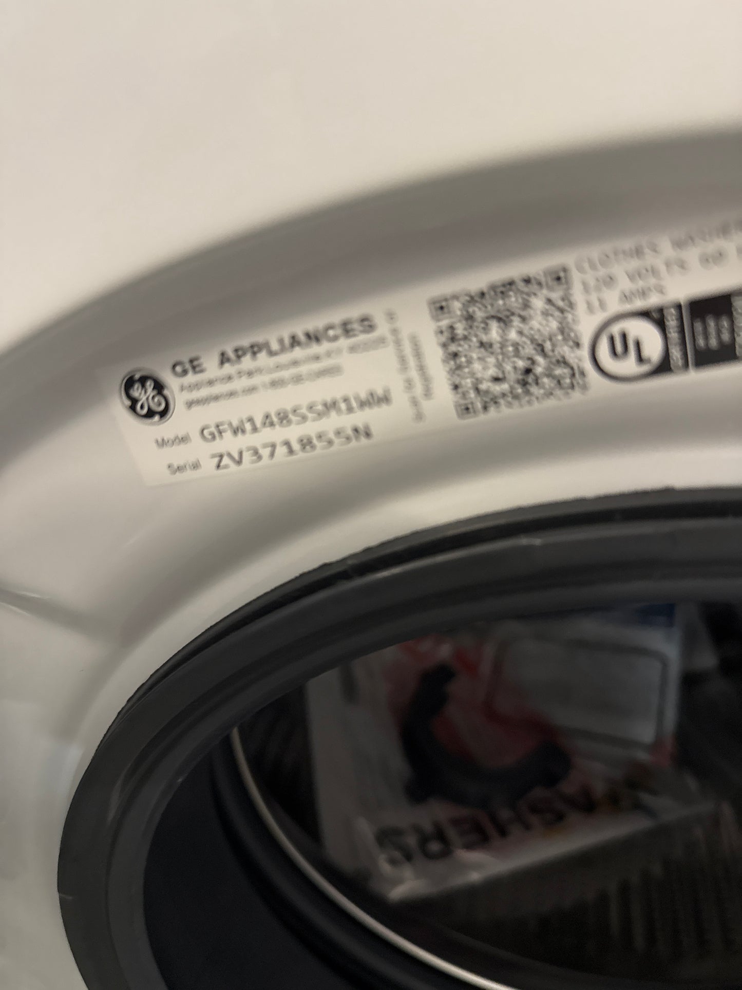Laveuse (GFW148SSMWW) à vapeur à chargement frontal de 2,8 pi³ et sécheuse (GFD14JSINWW) électrique de 4,1 pi³ de GE - Blanc