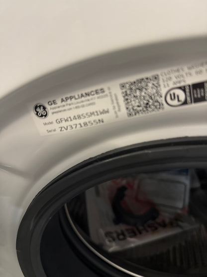 Laveuse (GFW148SSMWW) à vapeur à chargement frontal de 2,8 pi³ et sécheuse (GFD14JSINWW) électrique de 4,1 pi³ de GE - Blanc