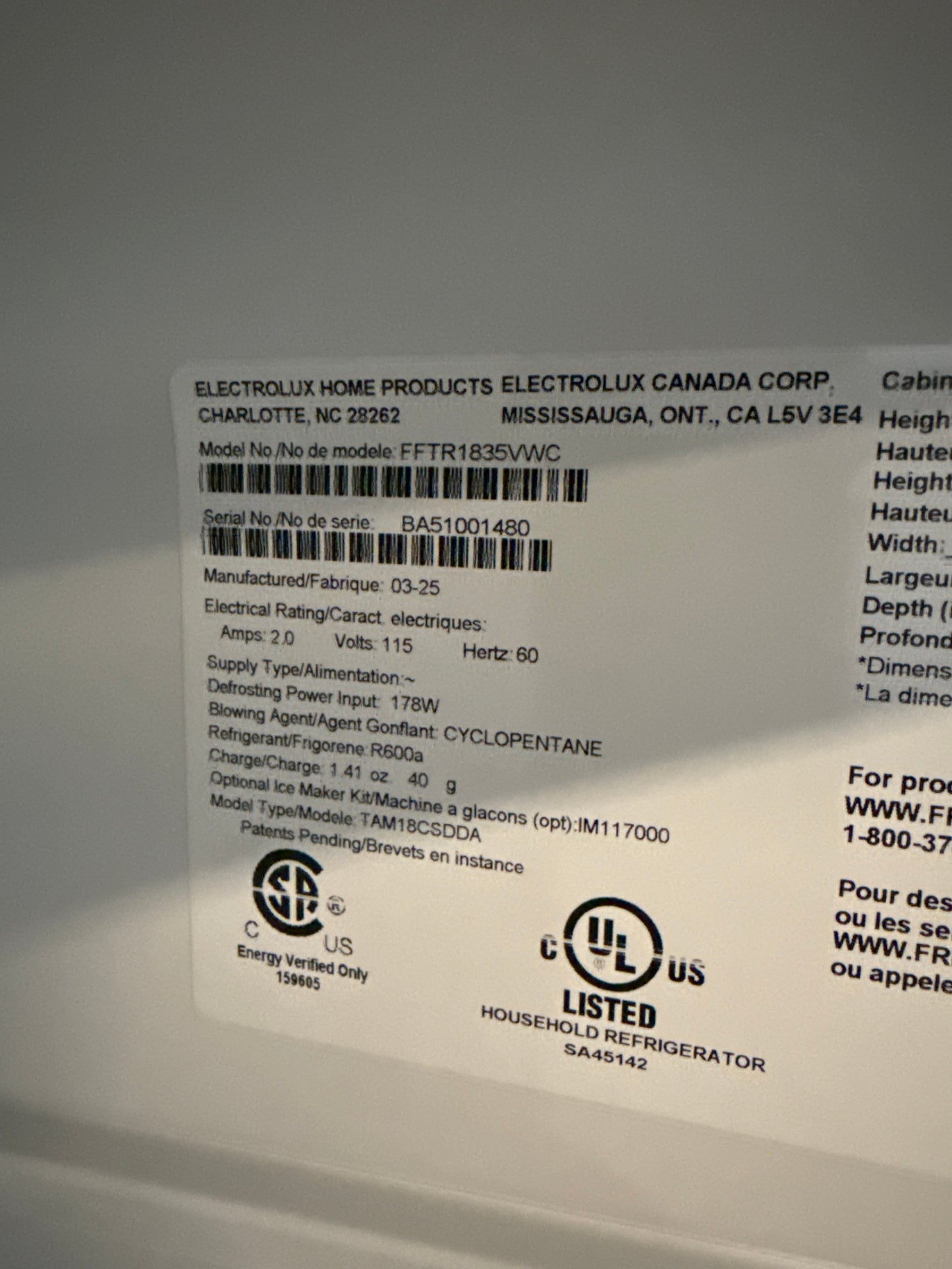 Réfrigérateur à congélateur supérieur 30 po 18,3 pi³ de Frigidaire (FFTR1835VW) - Blanc