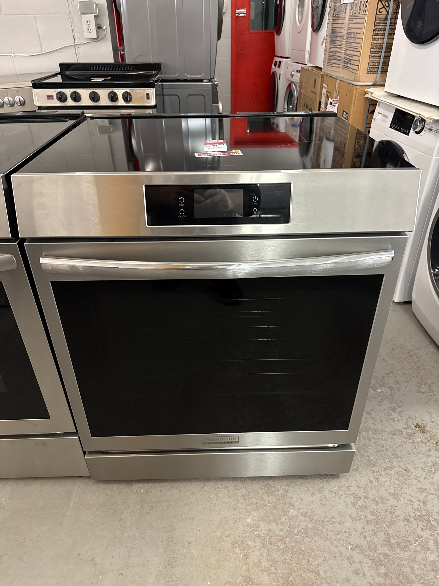 Cuisinière à induction 5 éléments friture à l'air 30 po 6,2 pi³ Gallery de Frigidaire avec option de pizza cuite sur pierre (GCFI307CBF) - Acier inoxydable