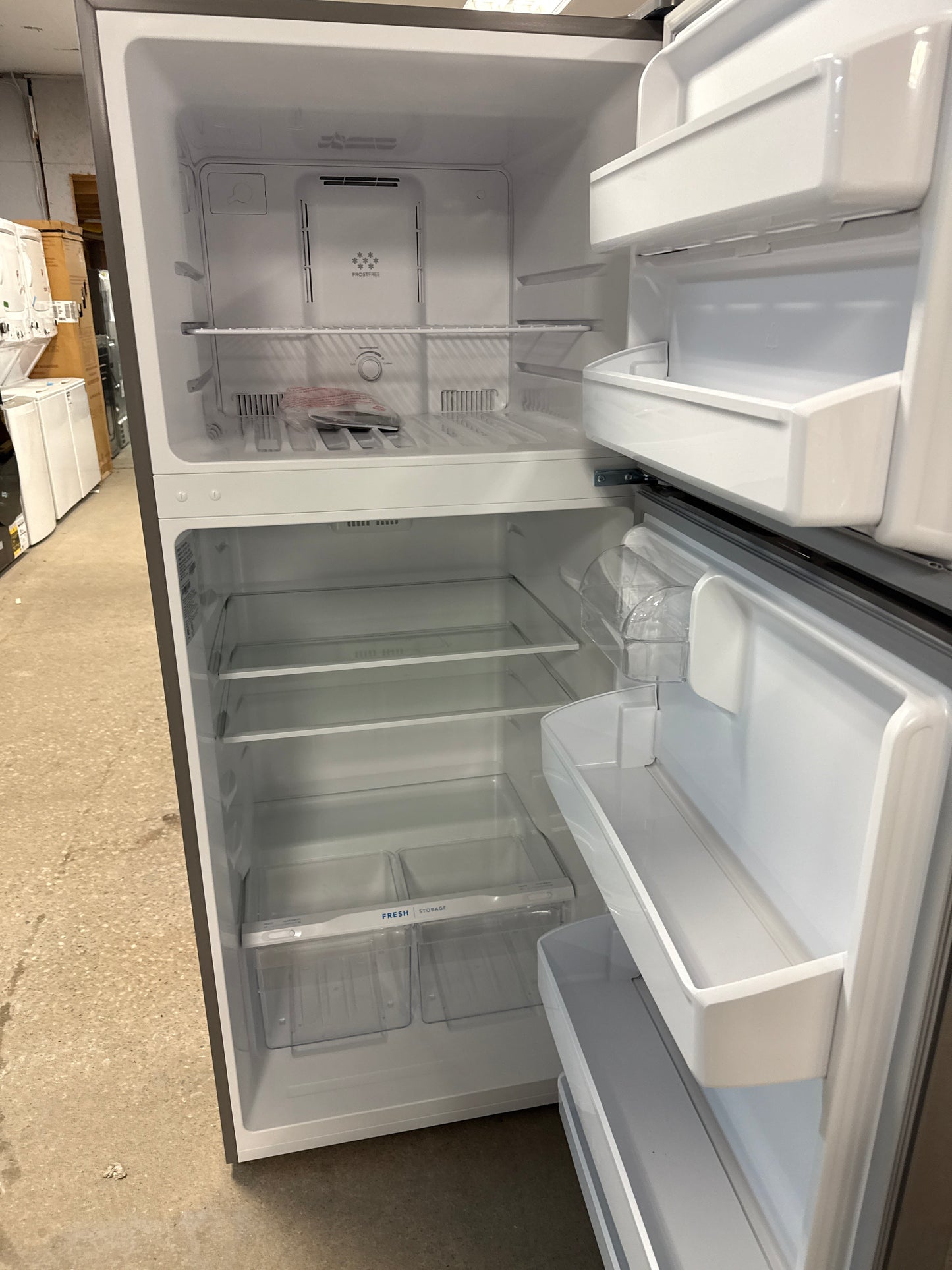 Frigidaire Réfrigérateur à congélateur supérieur de 17,6 pi³ - ENERGY STAR® - Exclusivité Home Depot - ENERGY STAR