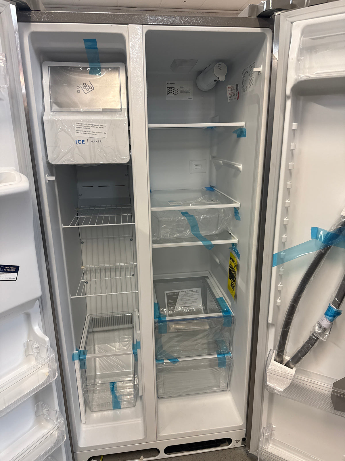 Frigidaire Réfrigérateur côte à côte de 33 po de largeur et de 22,3 pi3 en acier inoxydable - ENERGY STAR® FRSS2323AS