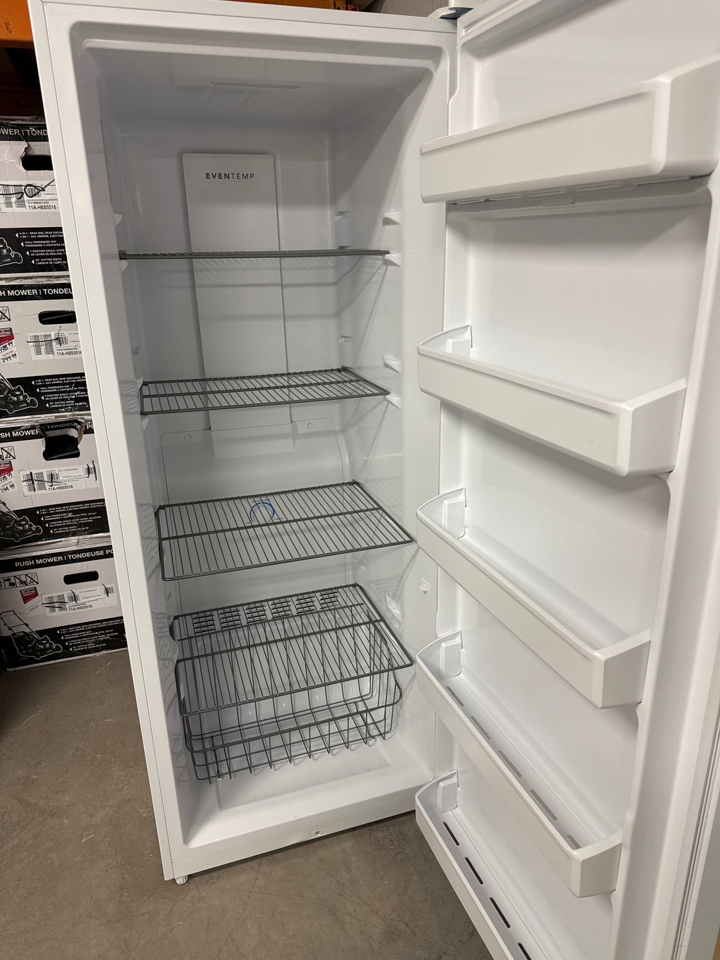 Congélateur vertical sans dégivrage de 15,5 pi³ de Frigidaire (FFFU16F2VW) - Blanc